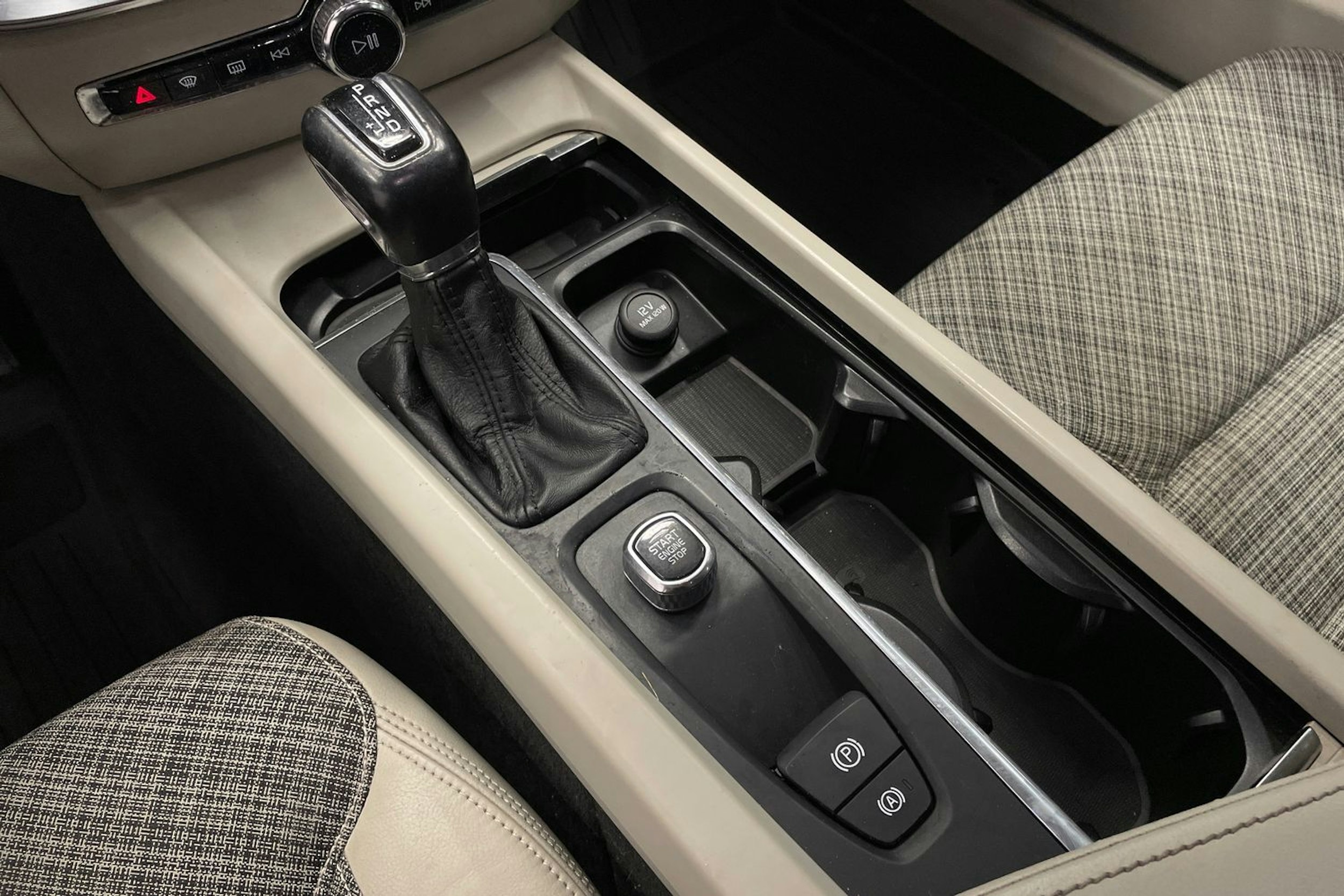 Musta Volvo V60 2019 kuva 16.