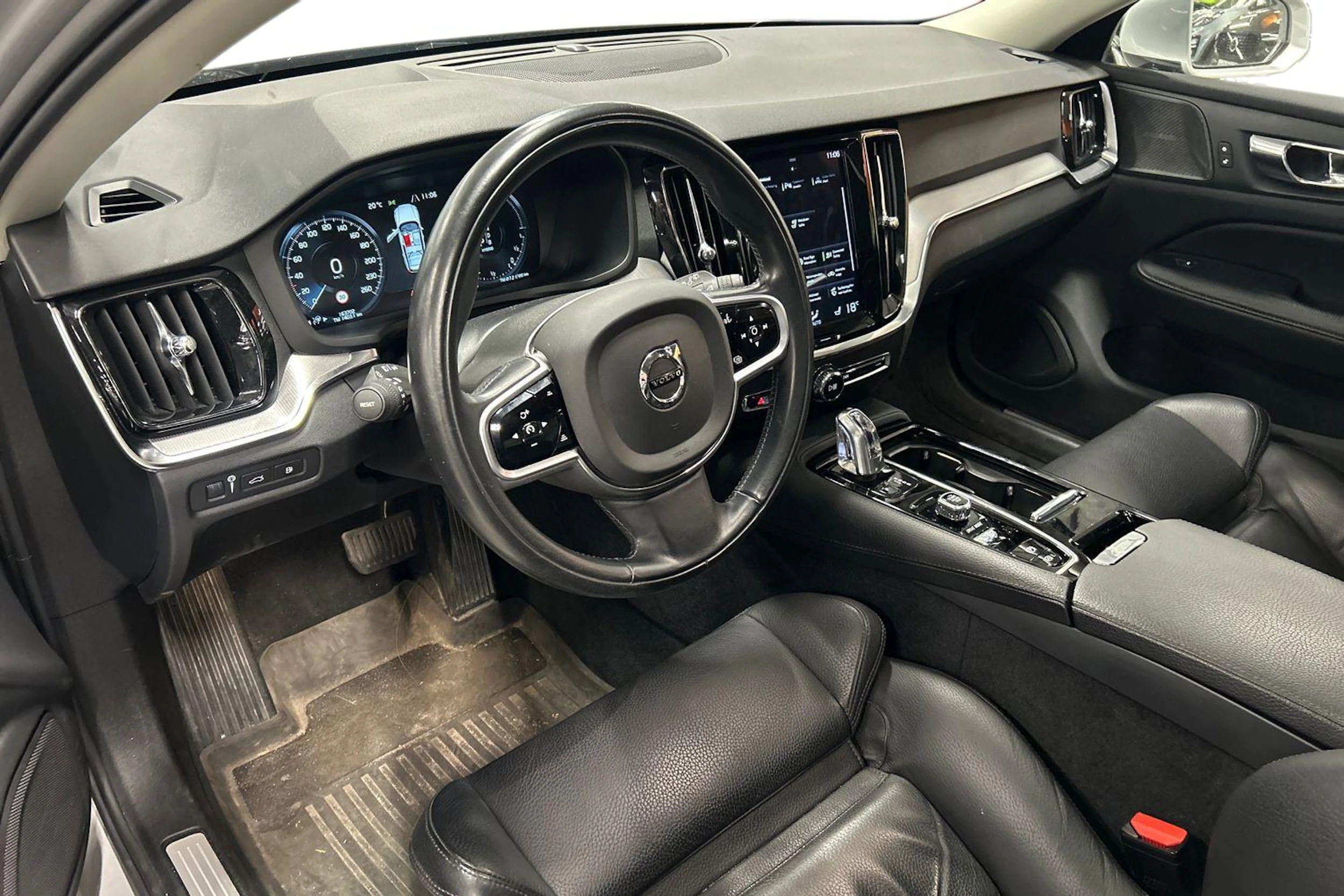 harmaa Volvo V60 2019 kuva 3.