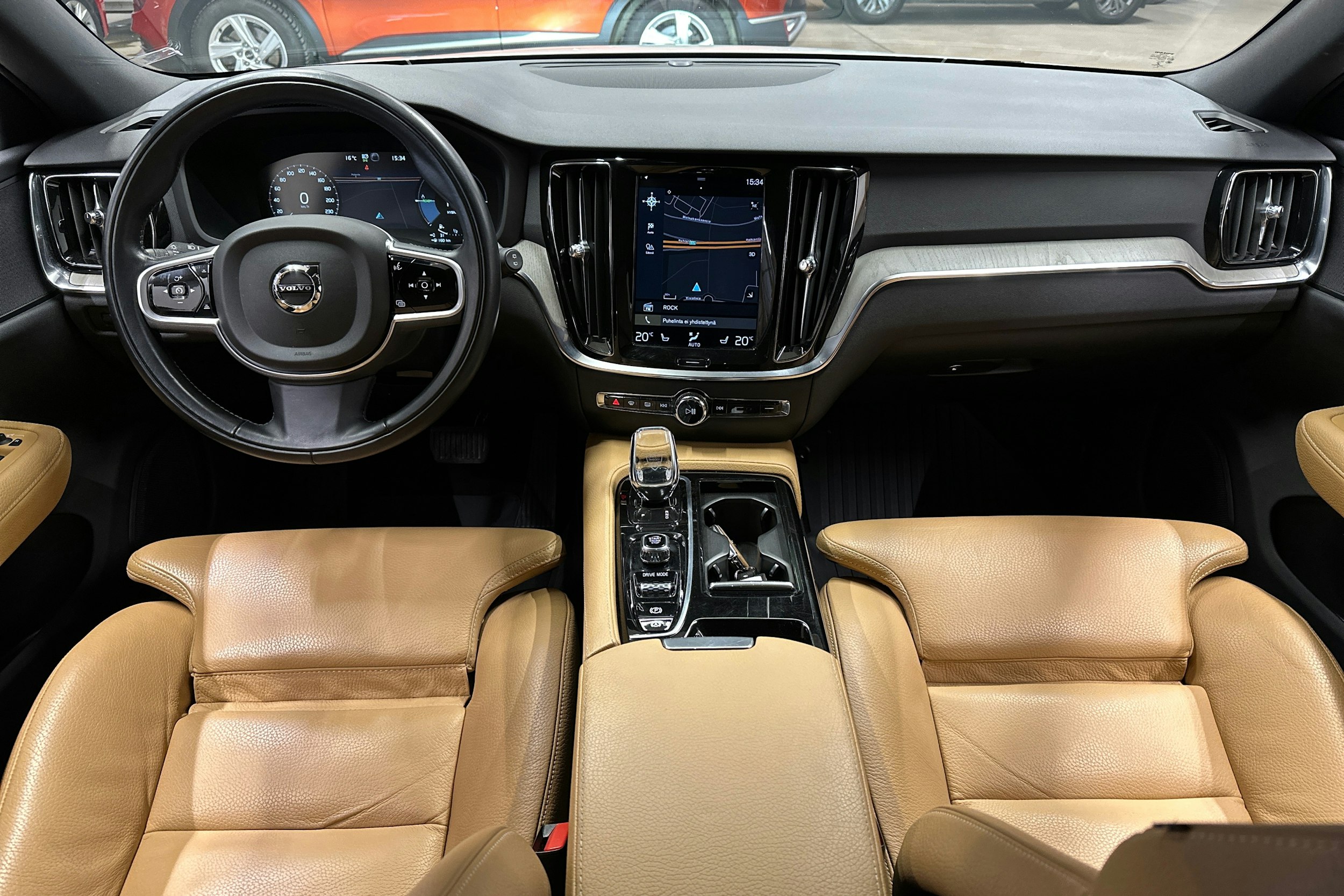 valkoinen Volvo V60 2019 kuva 7.