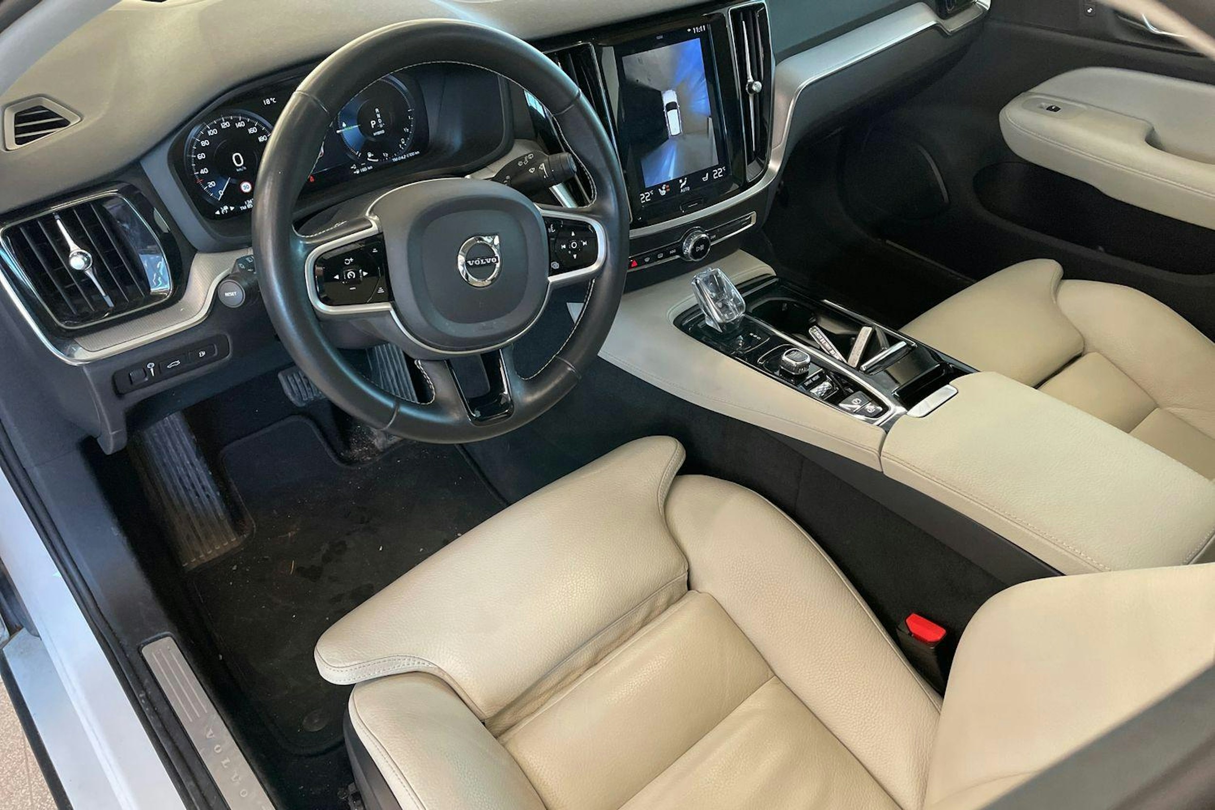 Valkoinen Volvo V60 2019 kuva 3.