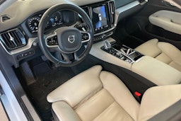 Valkoinen Volvo V60 2019 kuva 3.