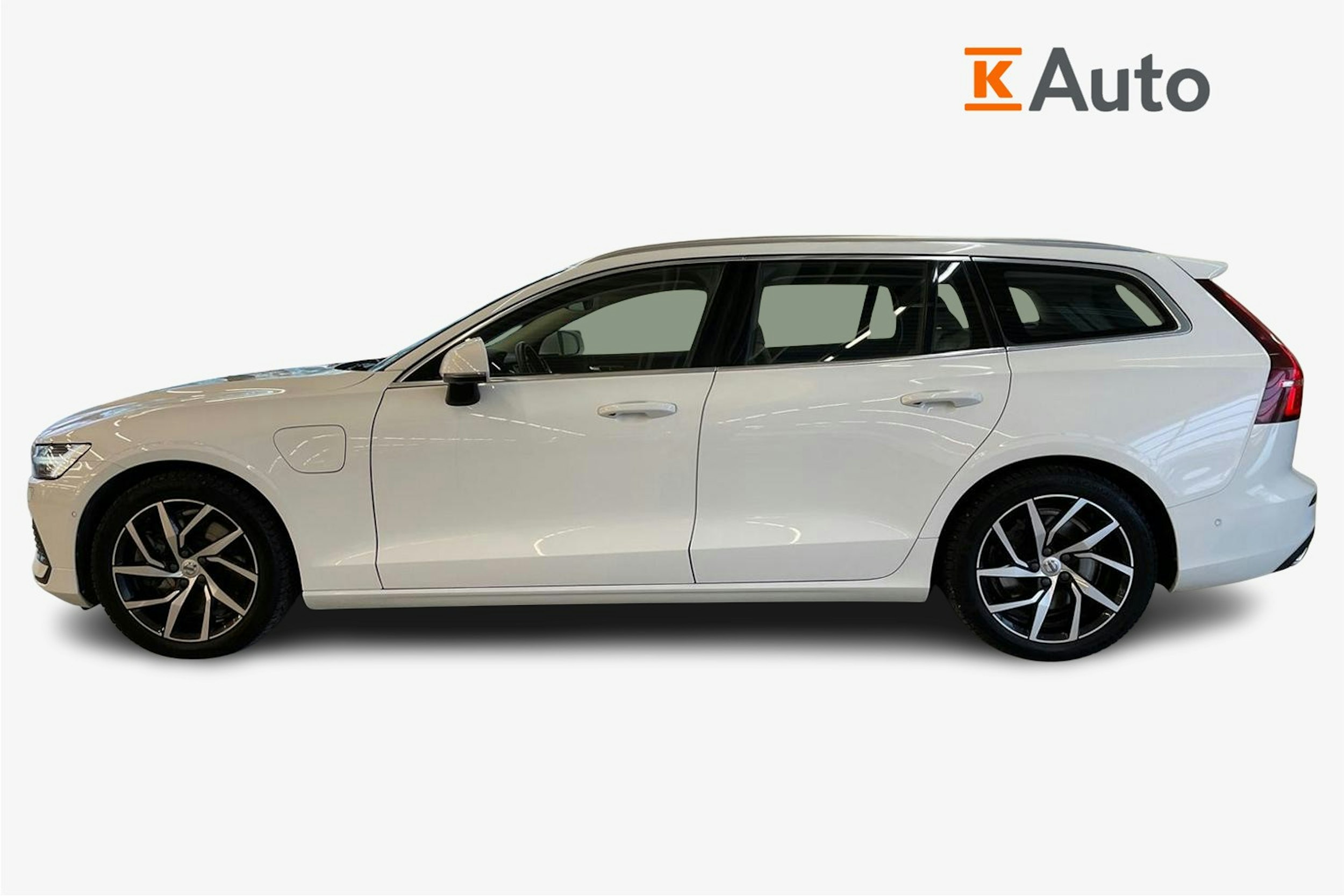 Valkoinen Volvo V60 2019 kuva 6.