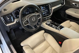 Valkoinen Volvo V60 2019 kuva 7.