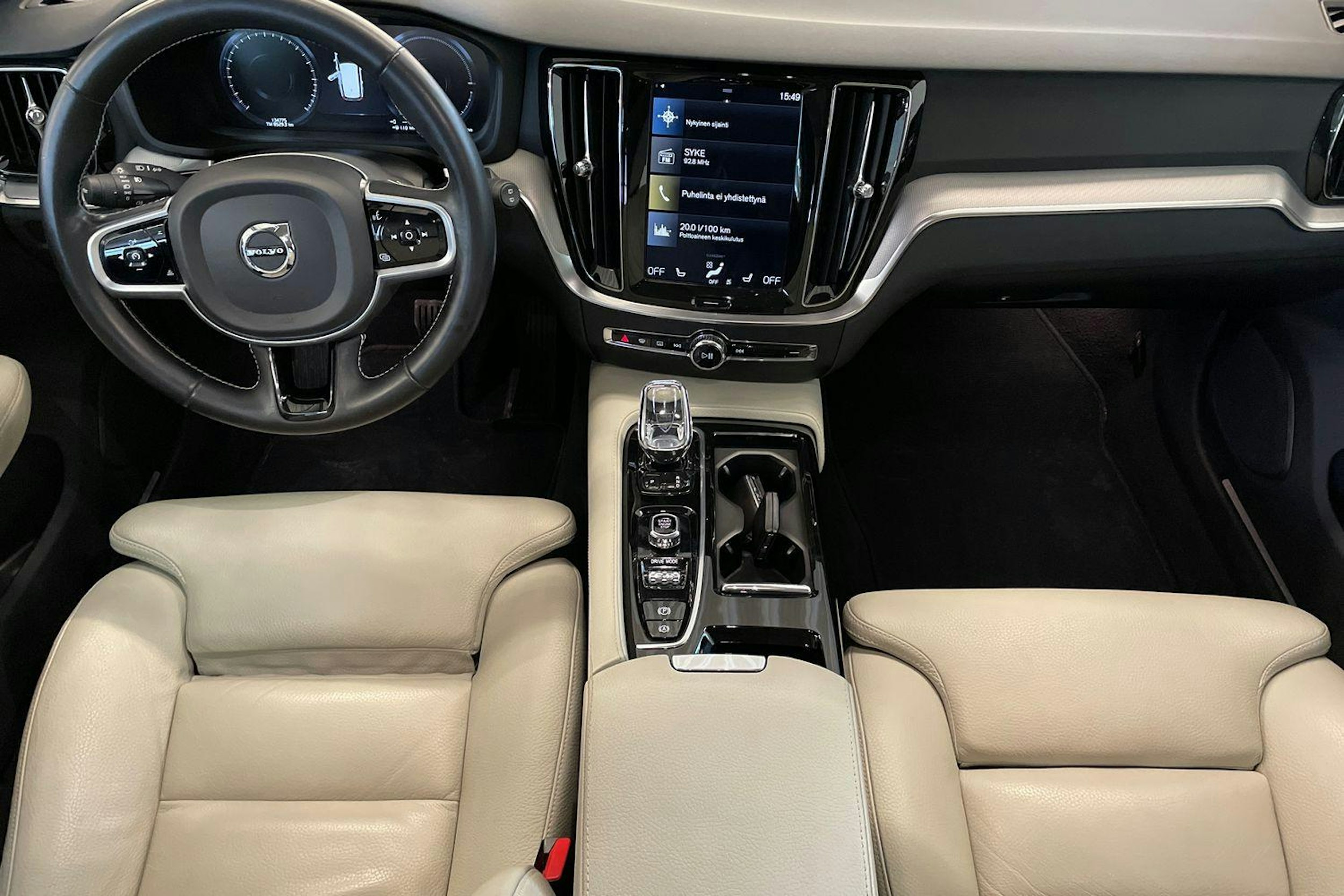 Valkoinen Volvo V60 2019 kuva 9.