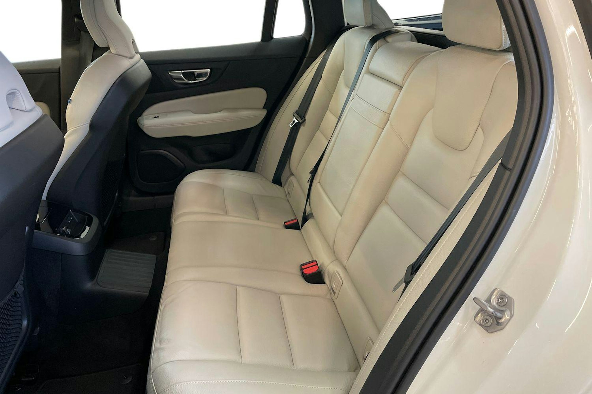 Valkoinen Volvo V60 2019 kuva 10.