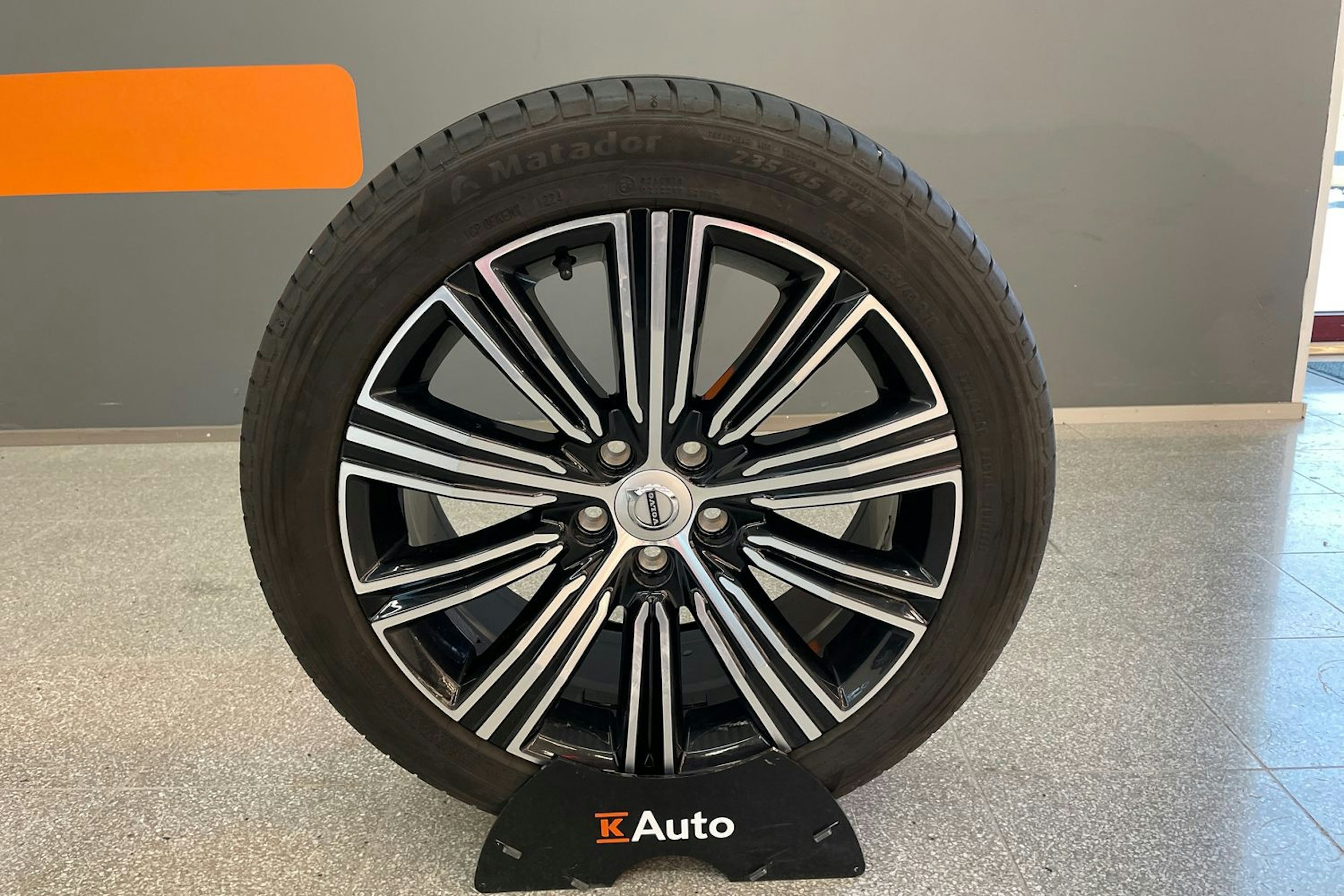 Valkoinen Volvo V60 2019 kuva 13.