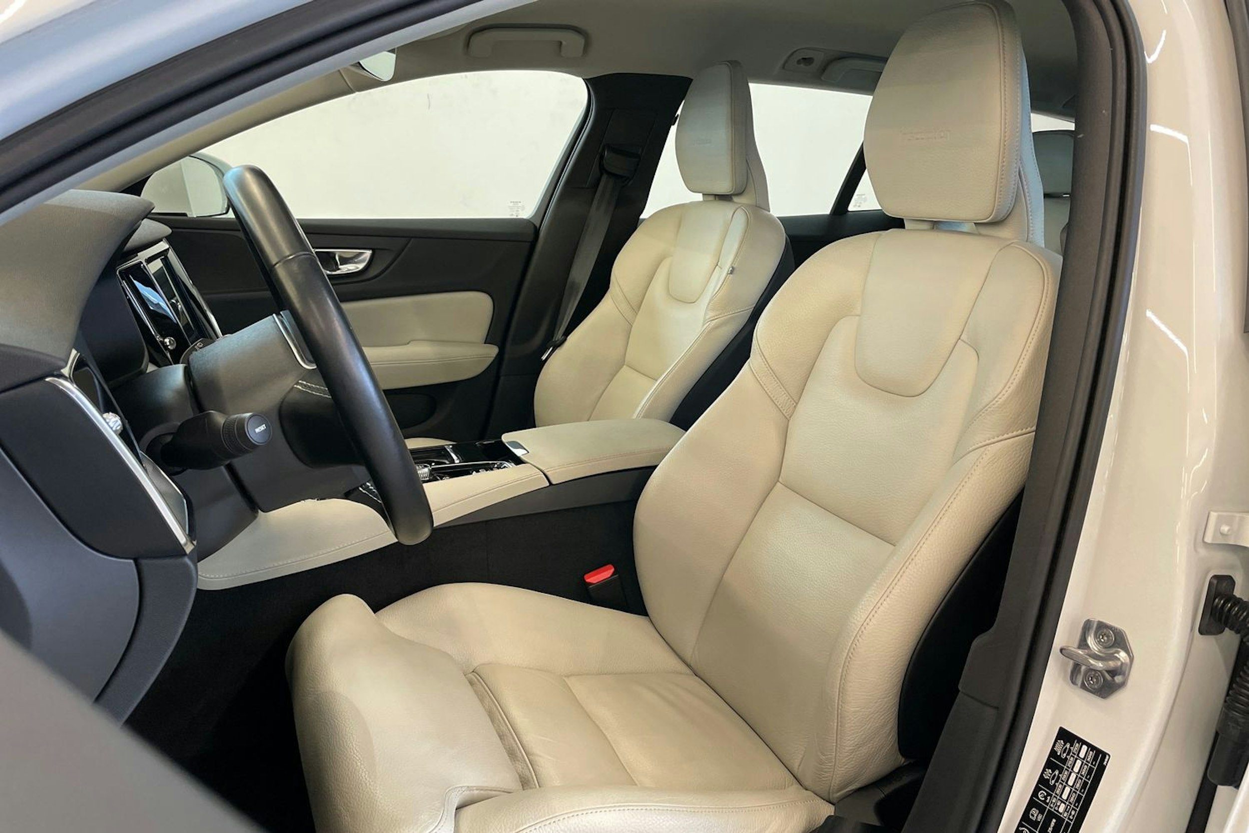 Valkoinen Volvo V60 2019 kuva 14.