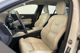 Valkoinen Volvo V60 2019 kuva 14.