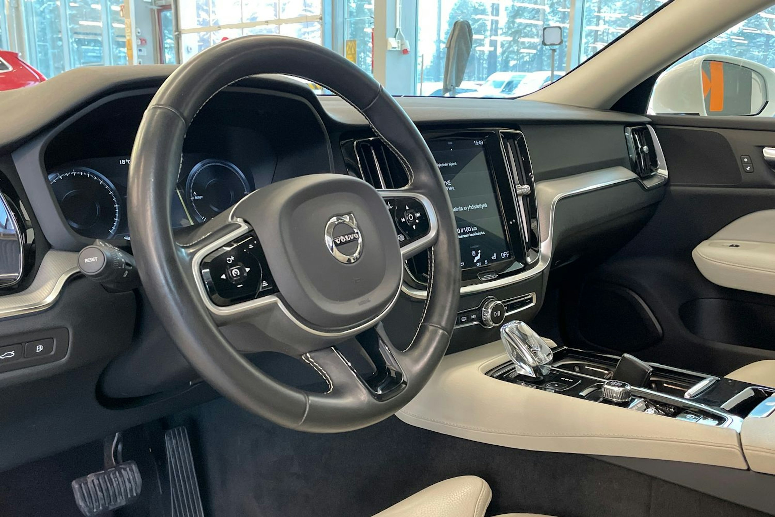 Valkoinen Volvo V60 2019 kuva 16.