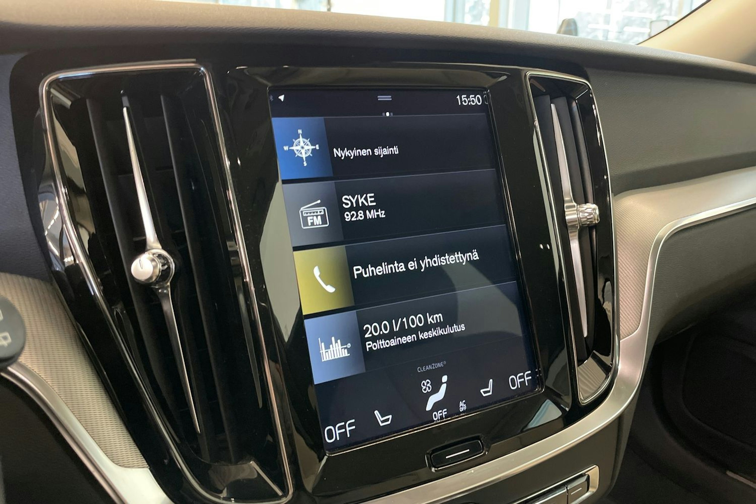 Valkoinen Volvo V60 2019 kuva 19.