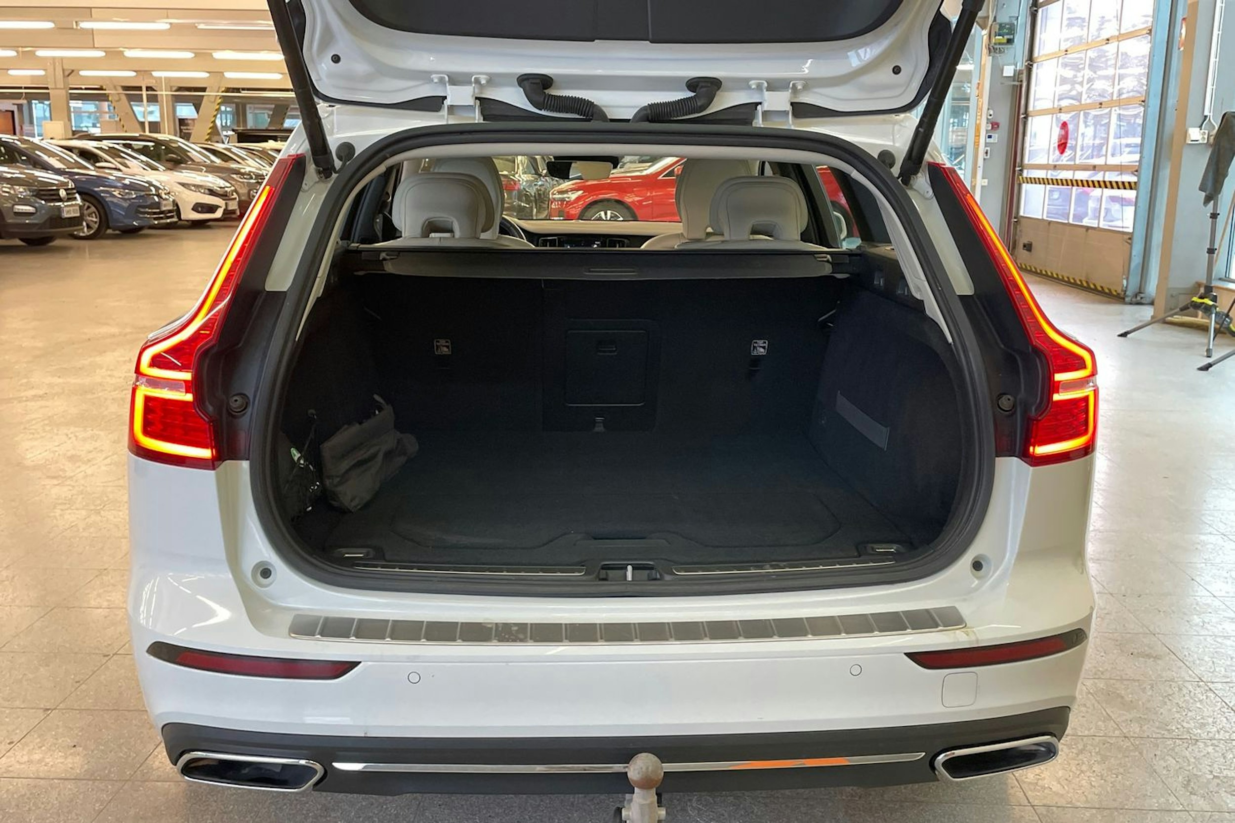 Valkoinen Volvo V60 2019 kuva 22.