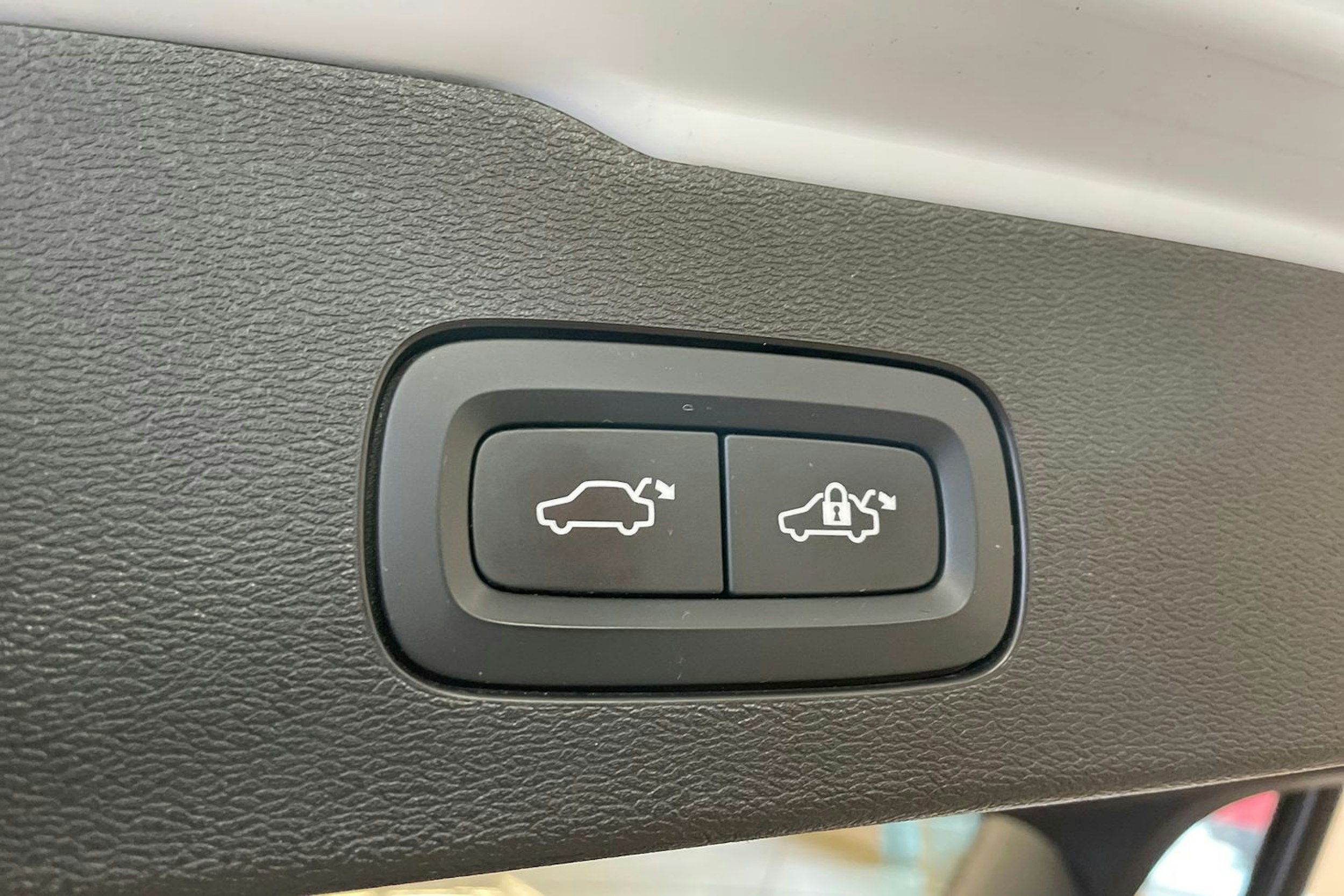 Valkoinen Volvo V60 2019 kuva 23.