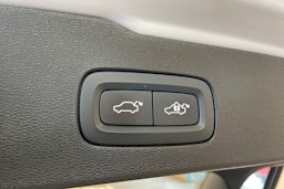 Valkoinen Volvo V60 2019 kuva 23.