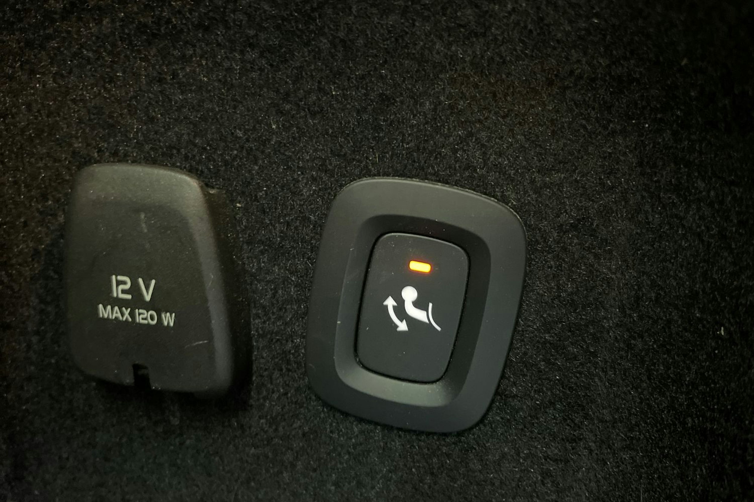 Valkoinen Volvo V60 2019 kuva 24.