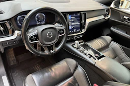 valkoinen Volvo V60 2019 kuva 6.