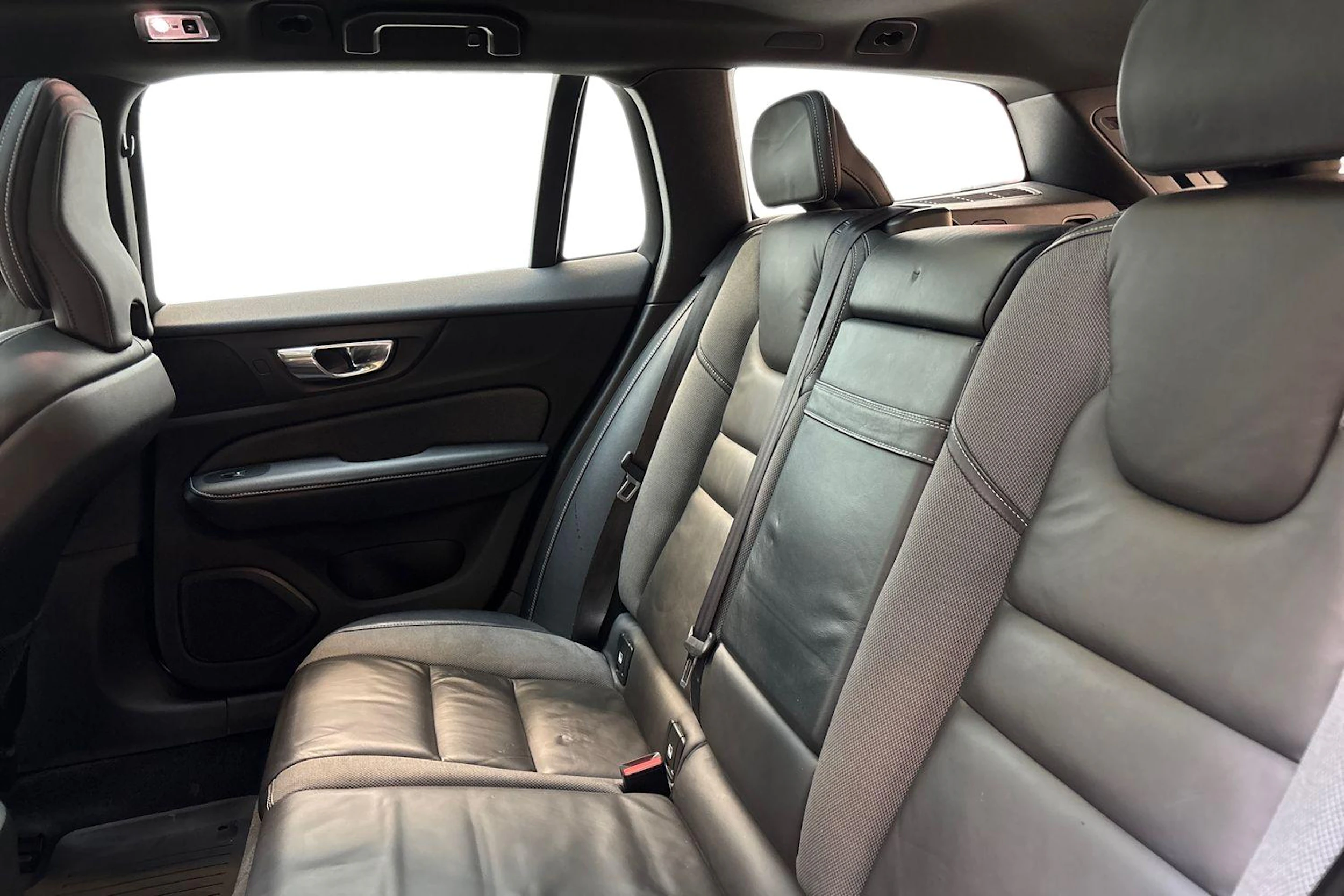 valkoinen Volvo V60 2019 kuva 8.