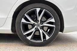 valkoinen Volvo V60 2019 kuva 10.