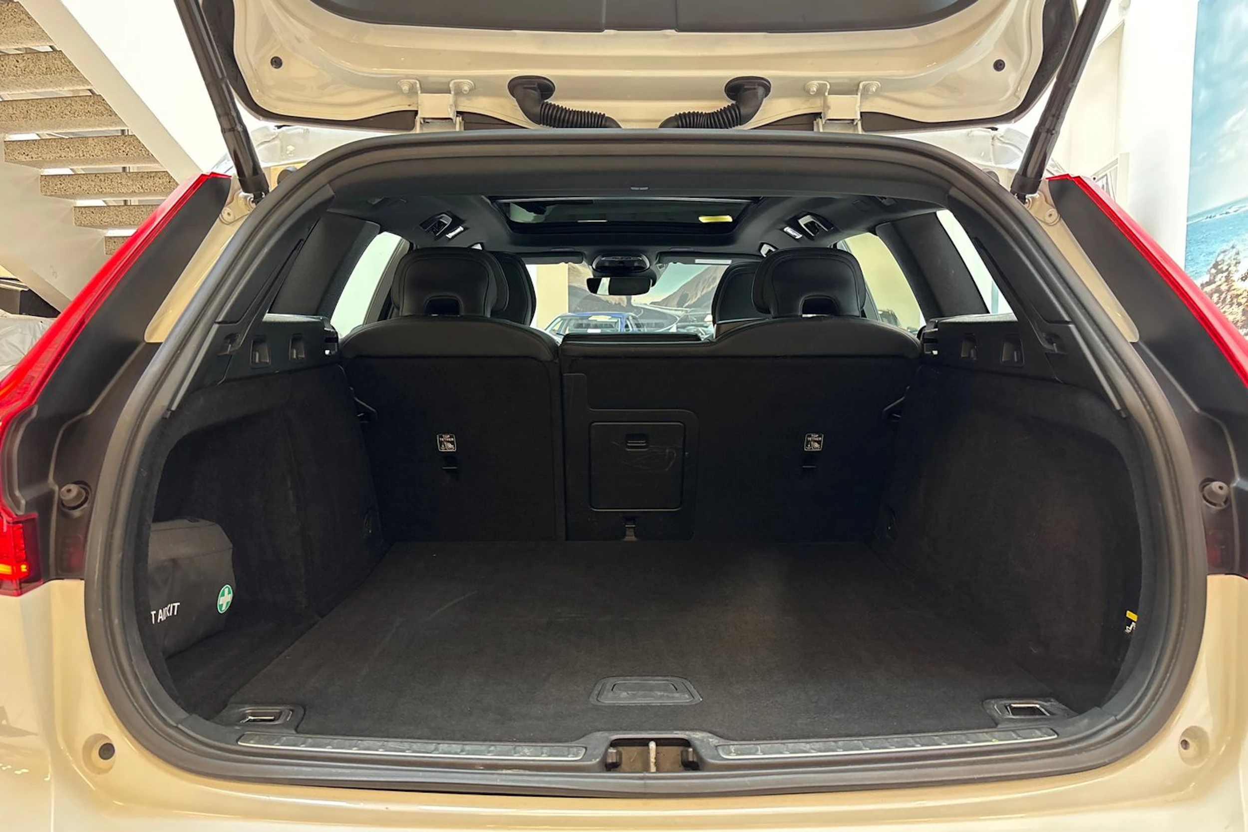 valkoinen Volvo V60 2019 kuva 12.