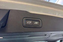 valkoinen Volvo V60 2019 kuva 13.