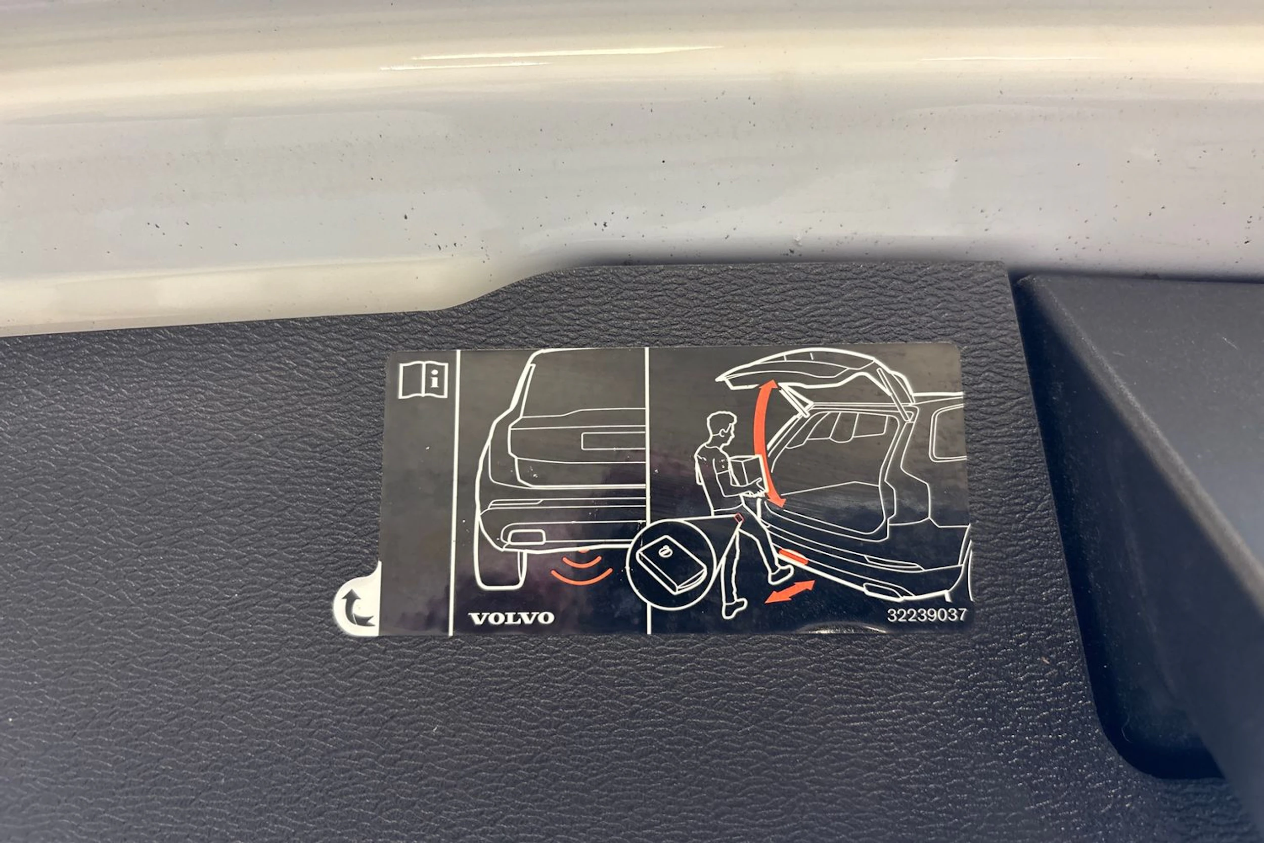 valkoinen Volvo V60 2019 kuva 14.