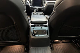 valkoinen Volvo V60 2019 kuva 16.