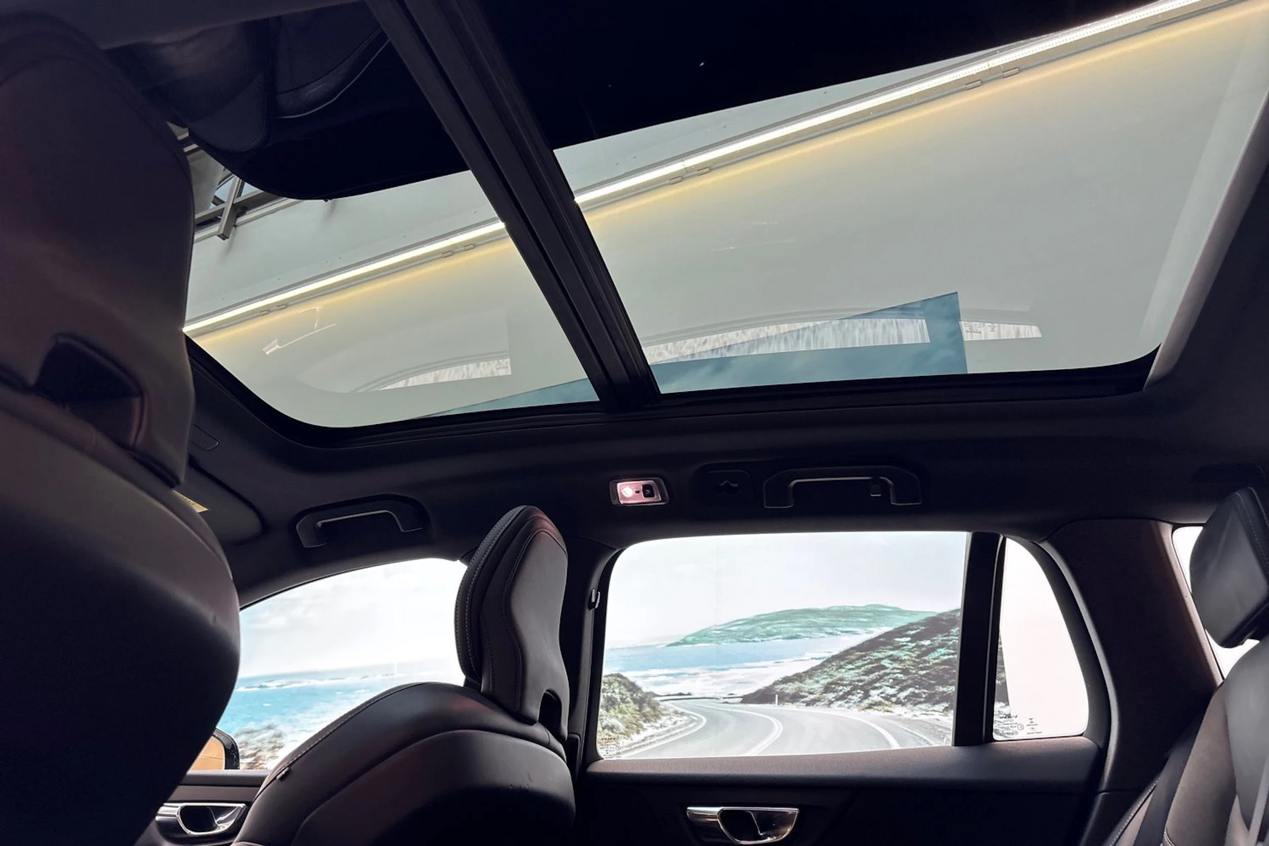 valkoinen Volvo V60 2019 kuva 17.