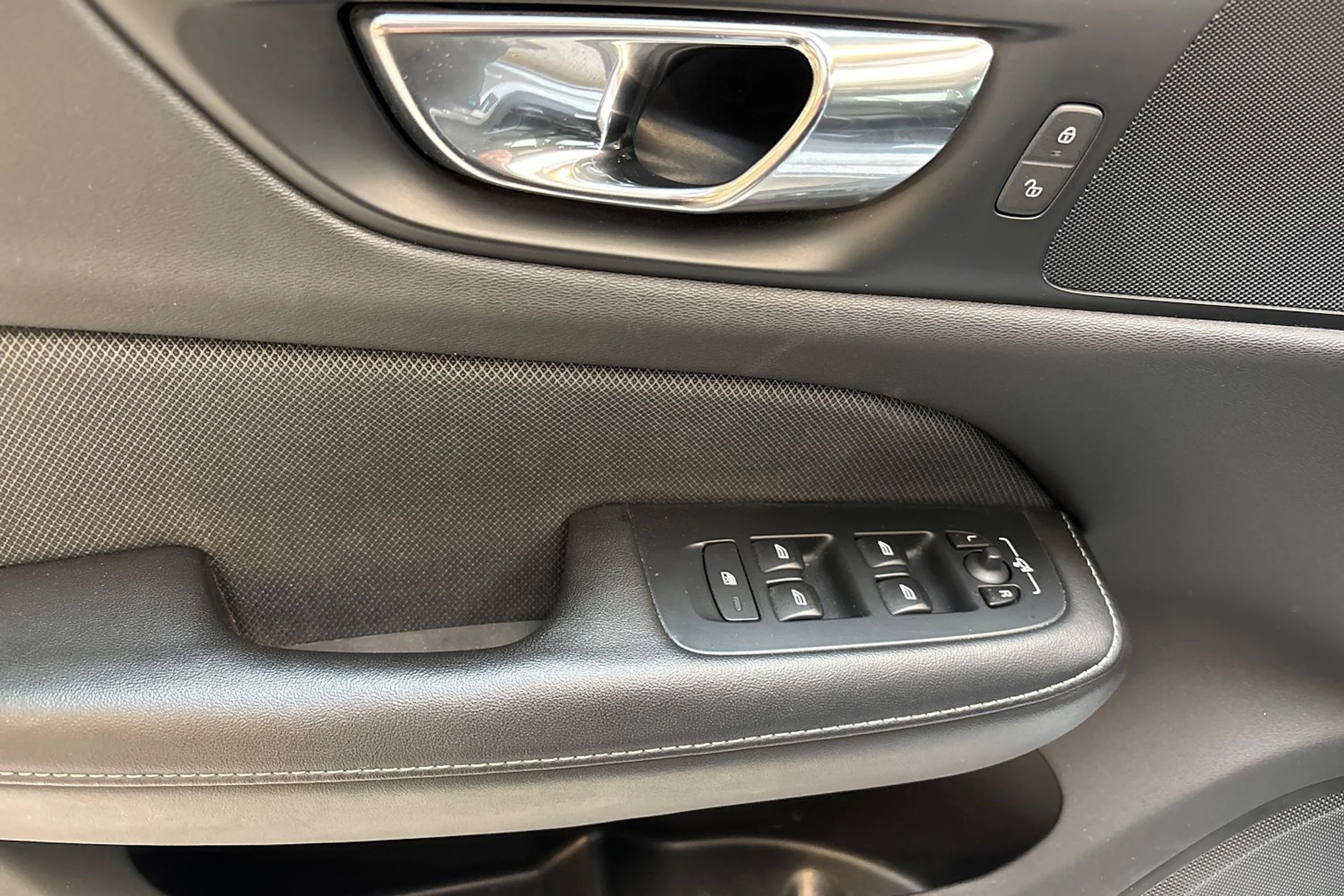 valkoinen Volvo V60 2019 kuva 18.