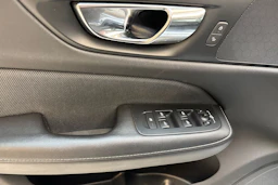 valkoinen Volvo V60 2019 kuva 18.