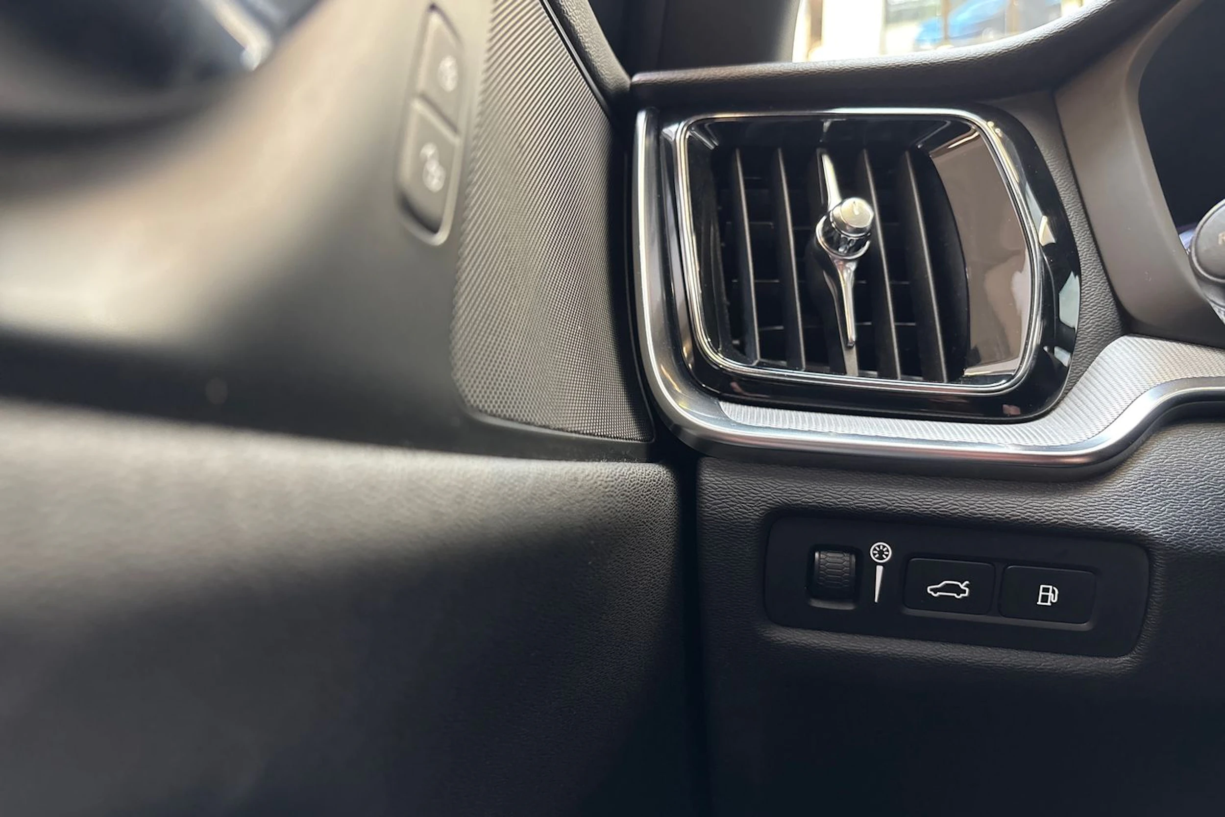 valkoinen Volvo V60 2019 kuva 20.