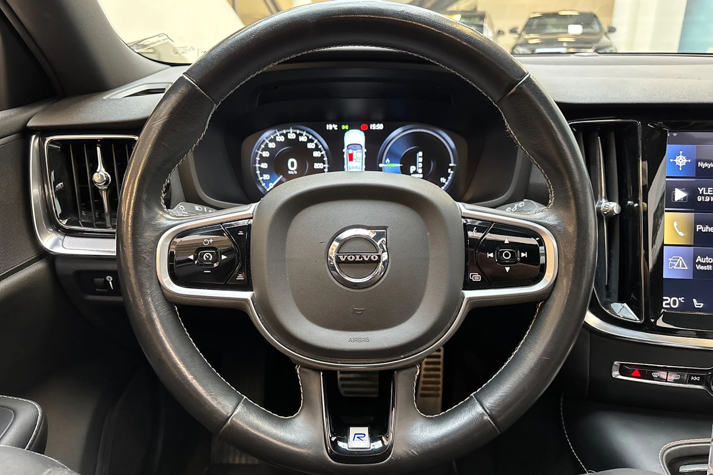 valkoinen Volvo V60 2019 kuva 21.