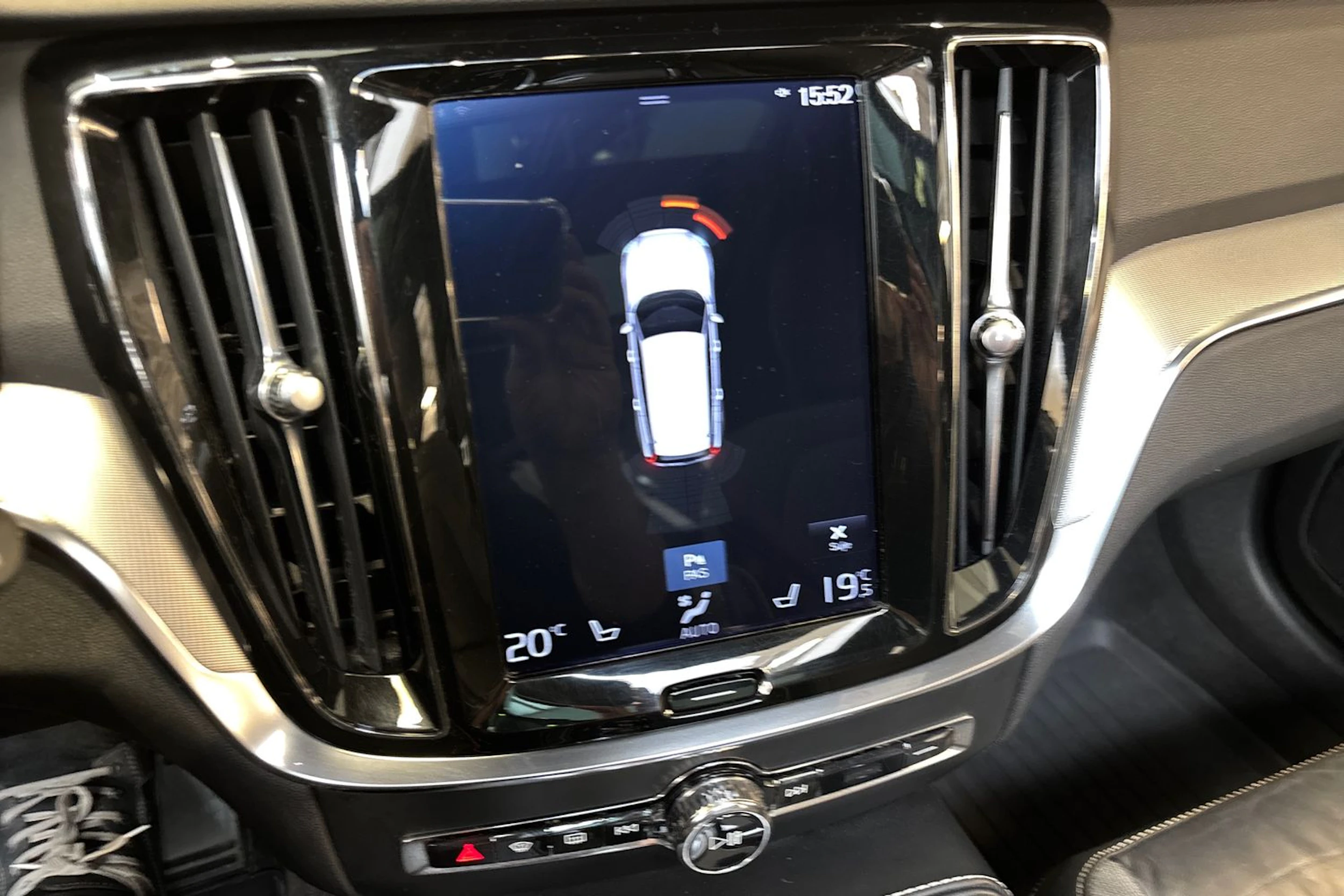 valkoinen Volvo V60 2019 kuva 23.