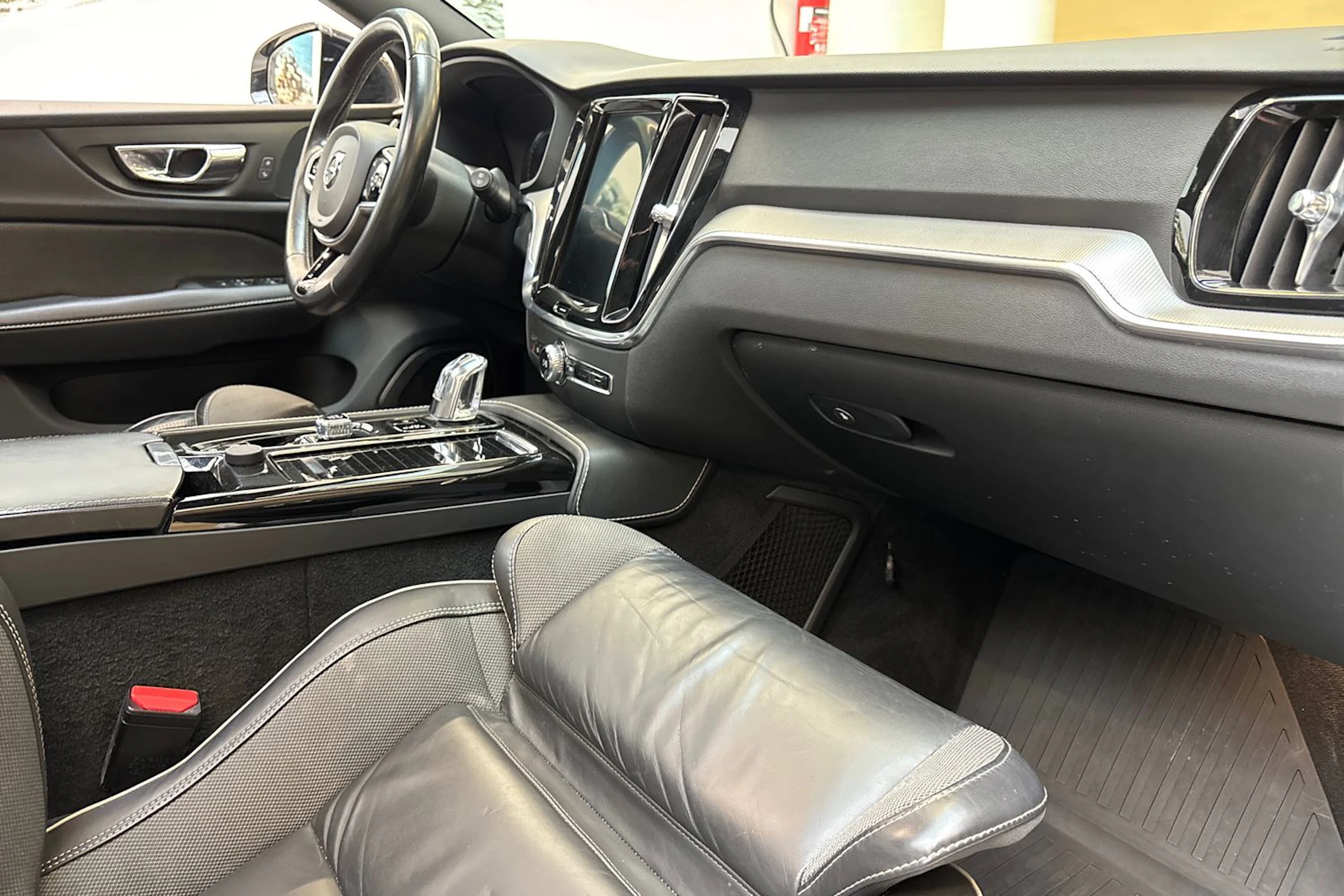 valkoinen Volvo V60 2019 kuva 26.