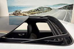 valkoinen Volvo V60 2019 kuva 27.