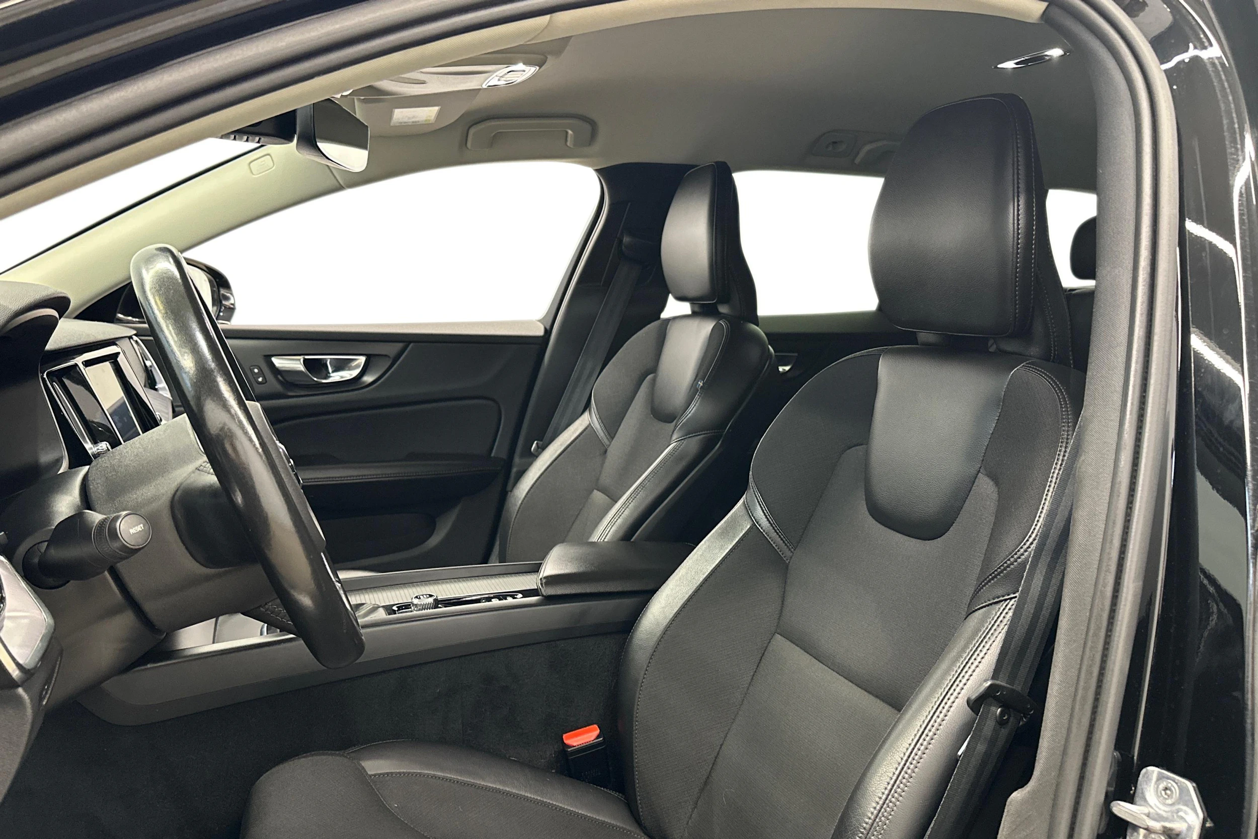 musta Volvo V60 2019 kuva 6.