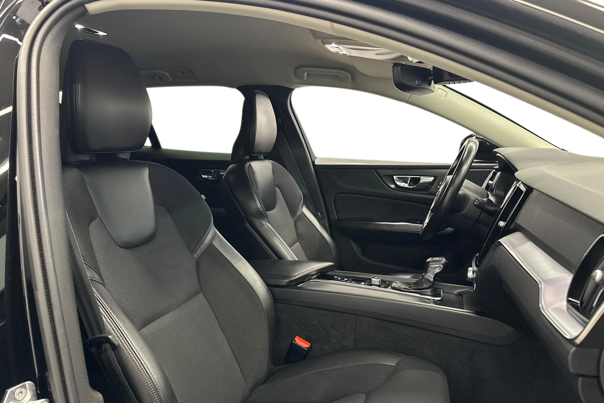 musta Volvo V60 2019 kuva 7.