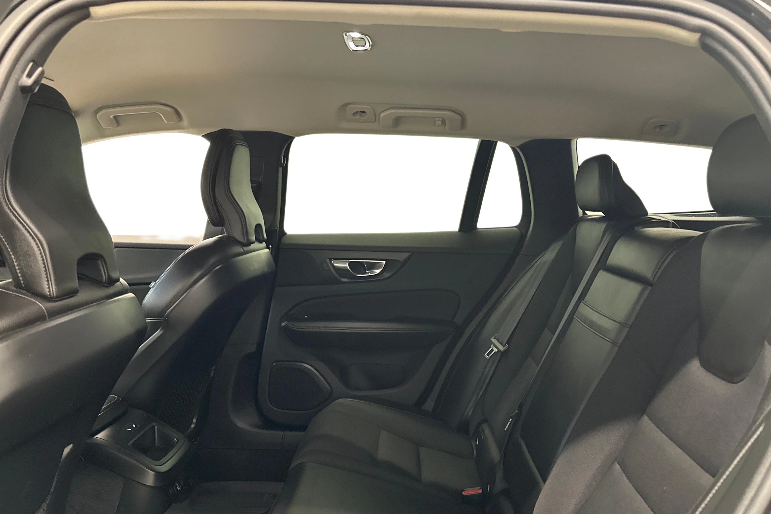 musta Volvo V60 2019 kuva 8.