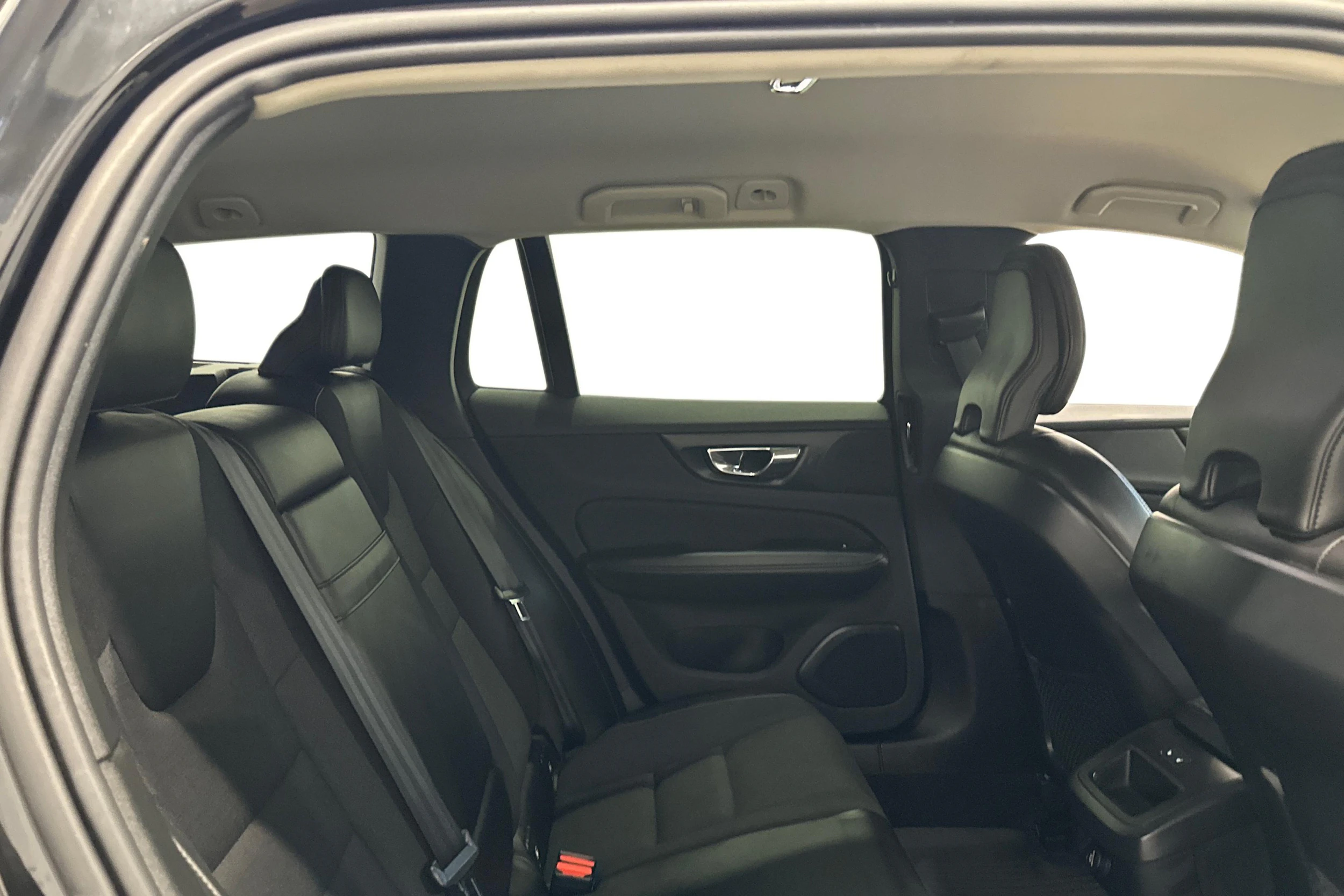 musta Volvo V60 2019 kuva 9.