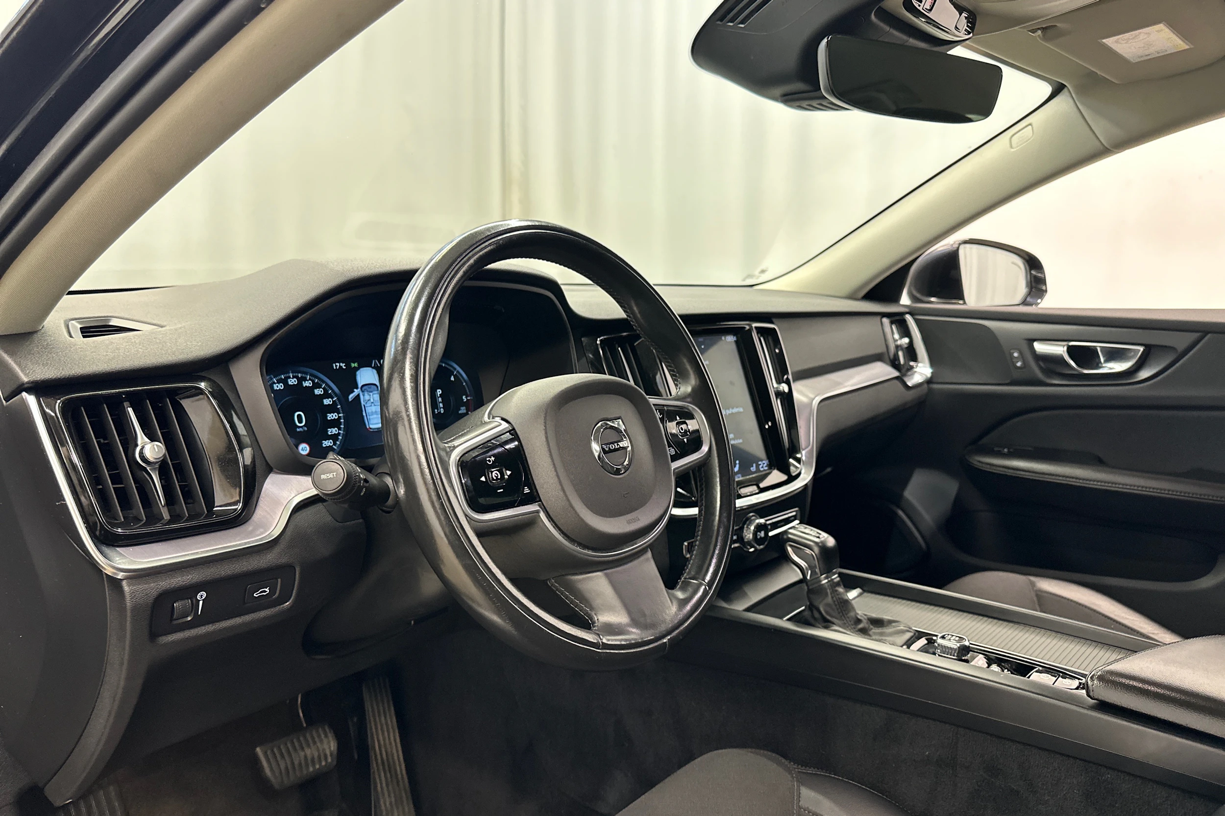musta Volvo V60 2019 kuva 10.