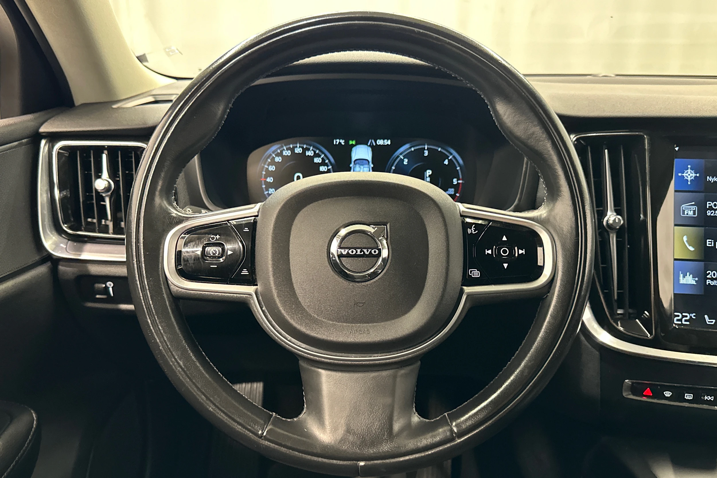 musta Volvo V60 2019 kuva 12.