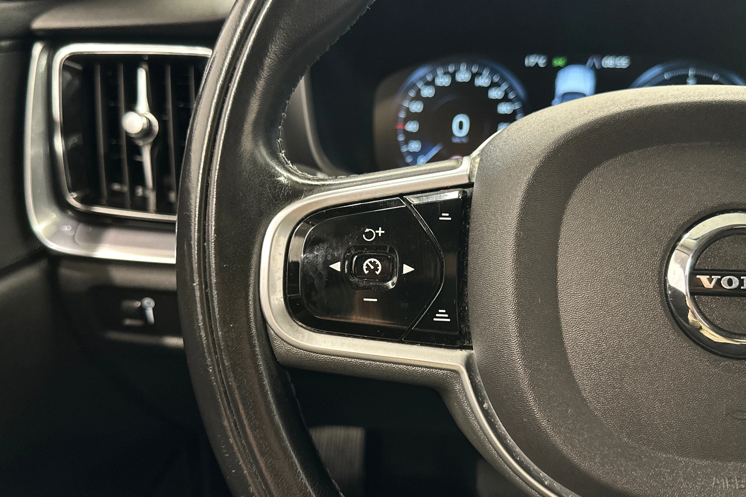 musta Volvo V60 2019 kuva 13.