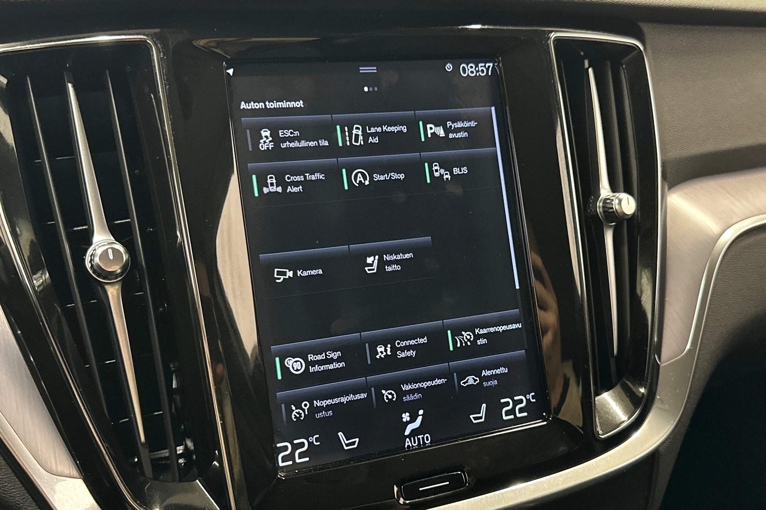 musta Volvo V60 2019 kuva 20.
