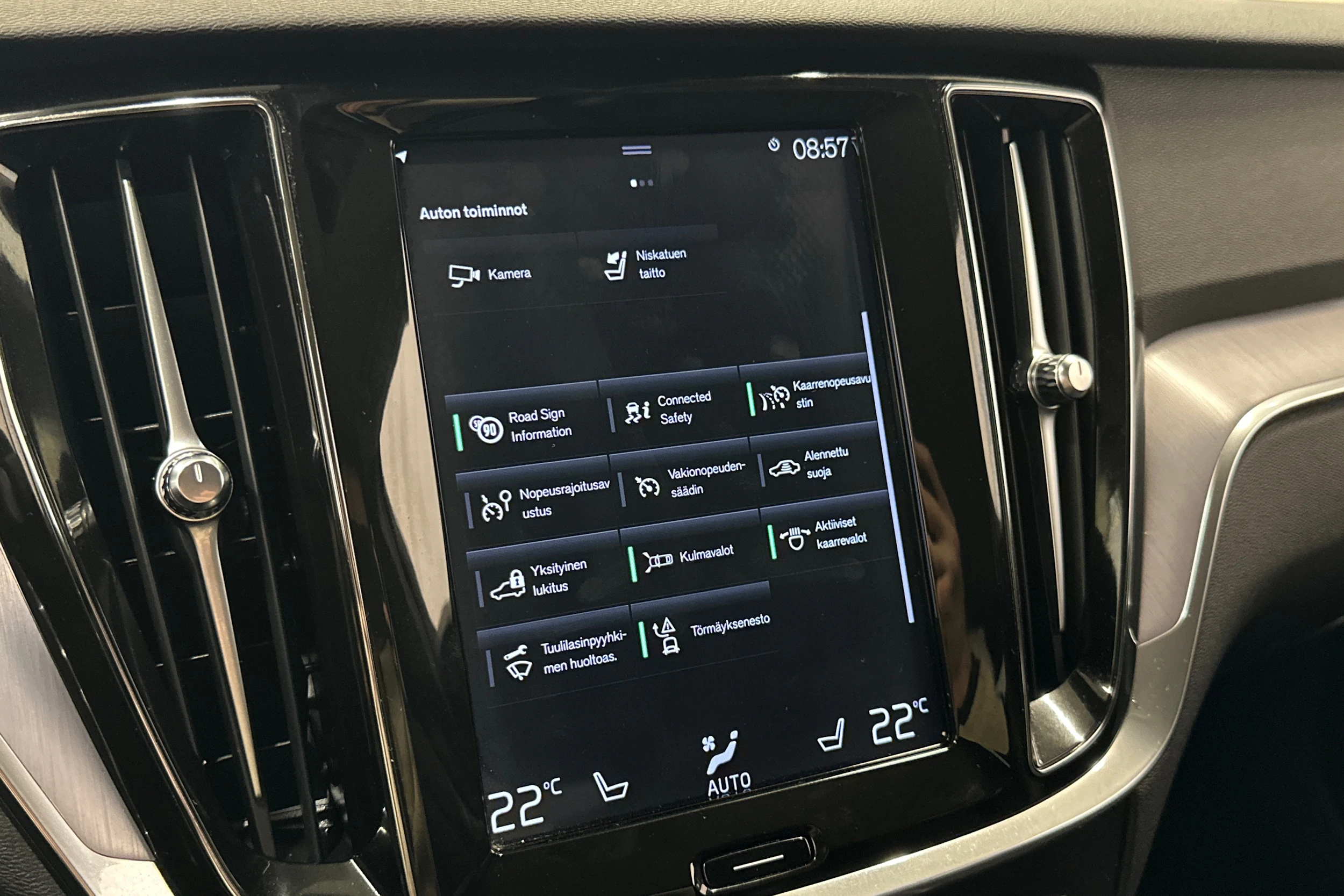 musta Volvo V60 2019 kuva 21.