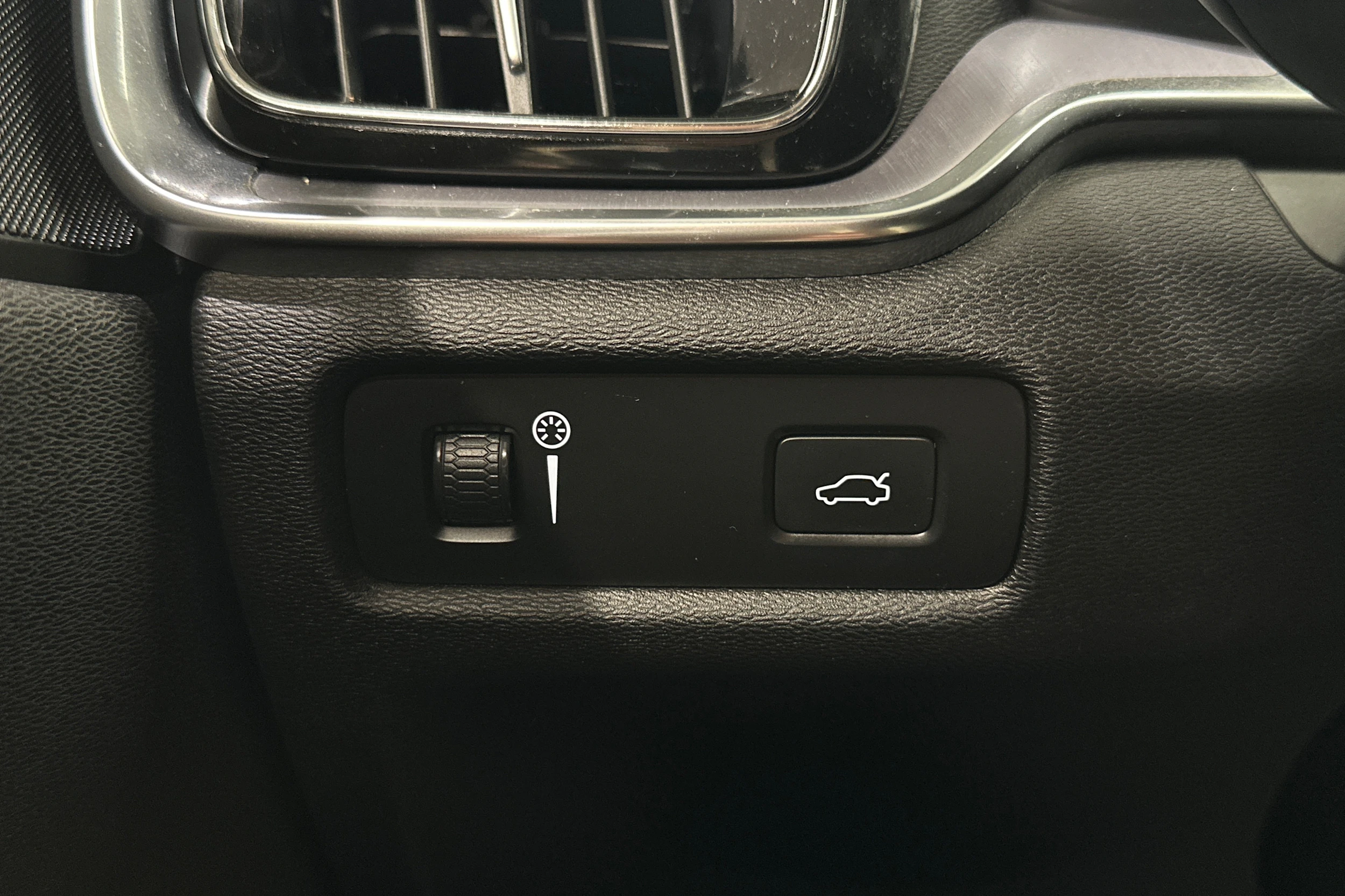 musta Volvo V60 2019 kuva 22.