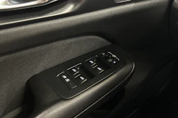 musta Volvo V60 2019 kuva 23.