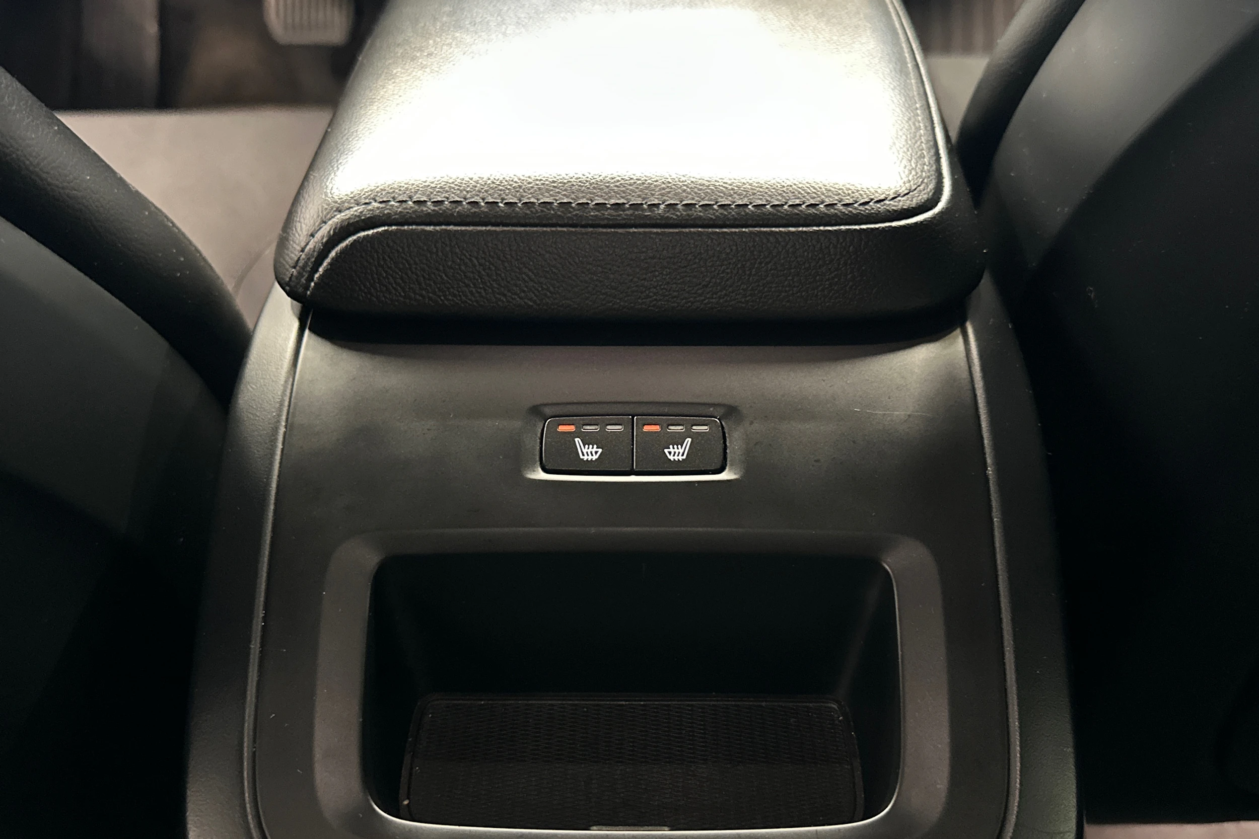 musta Volvo V60 2019 kuva 24.