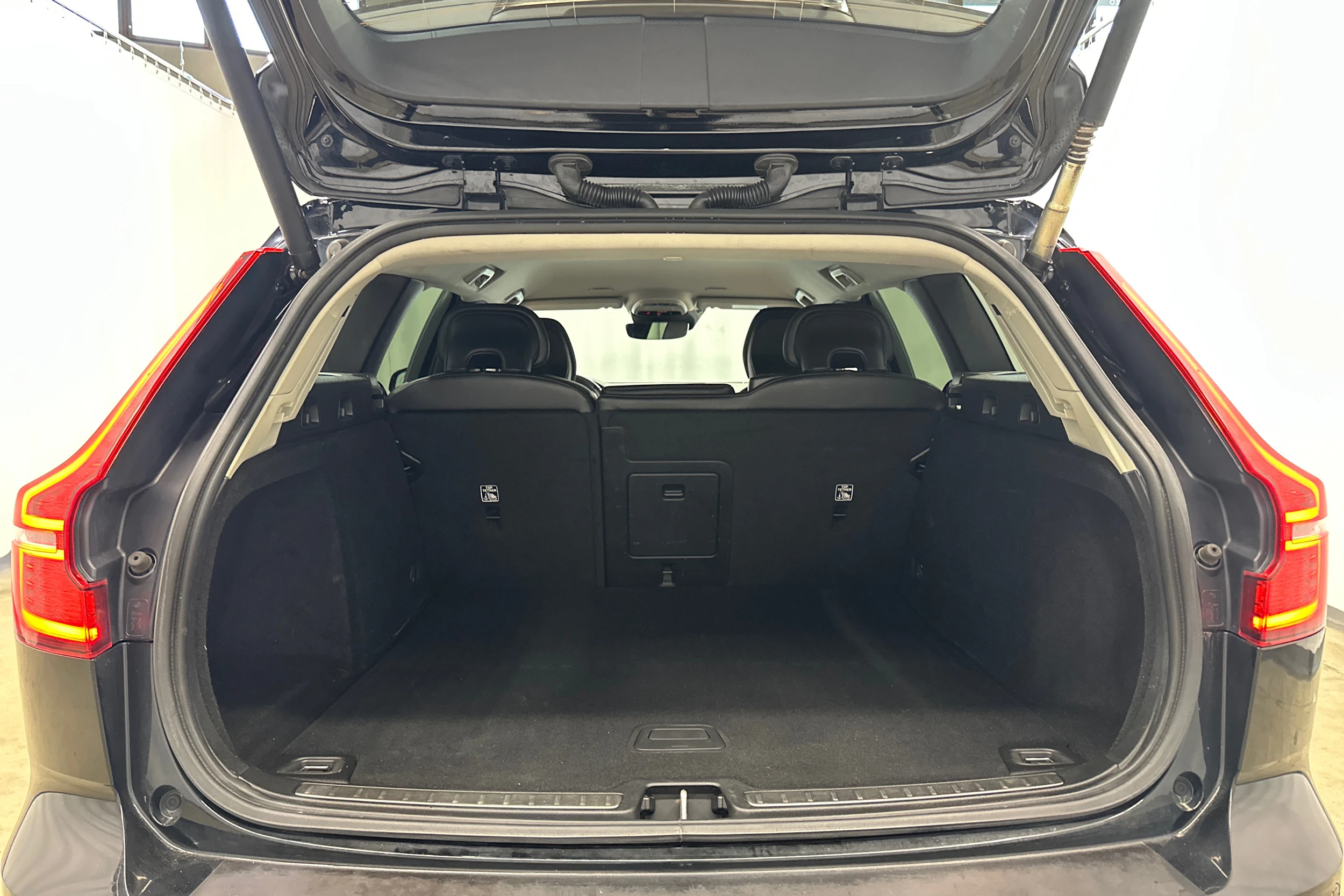 musta Volvo V60 2019 kuva 25.