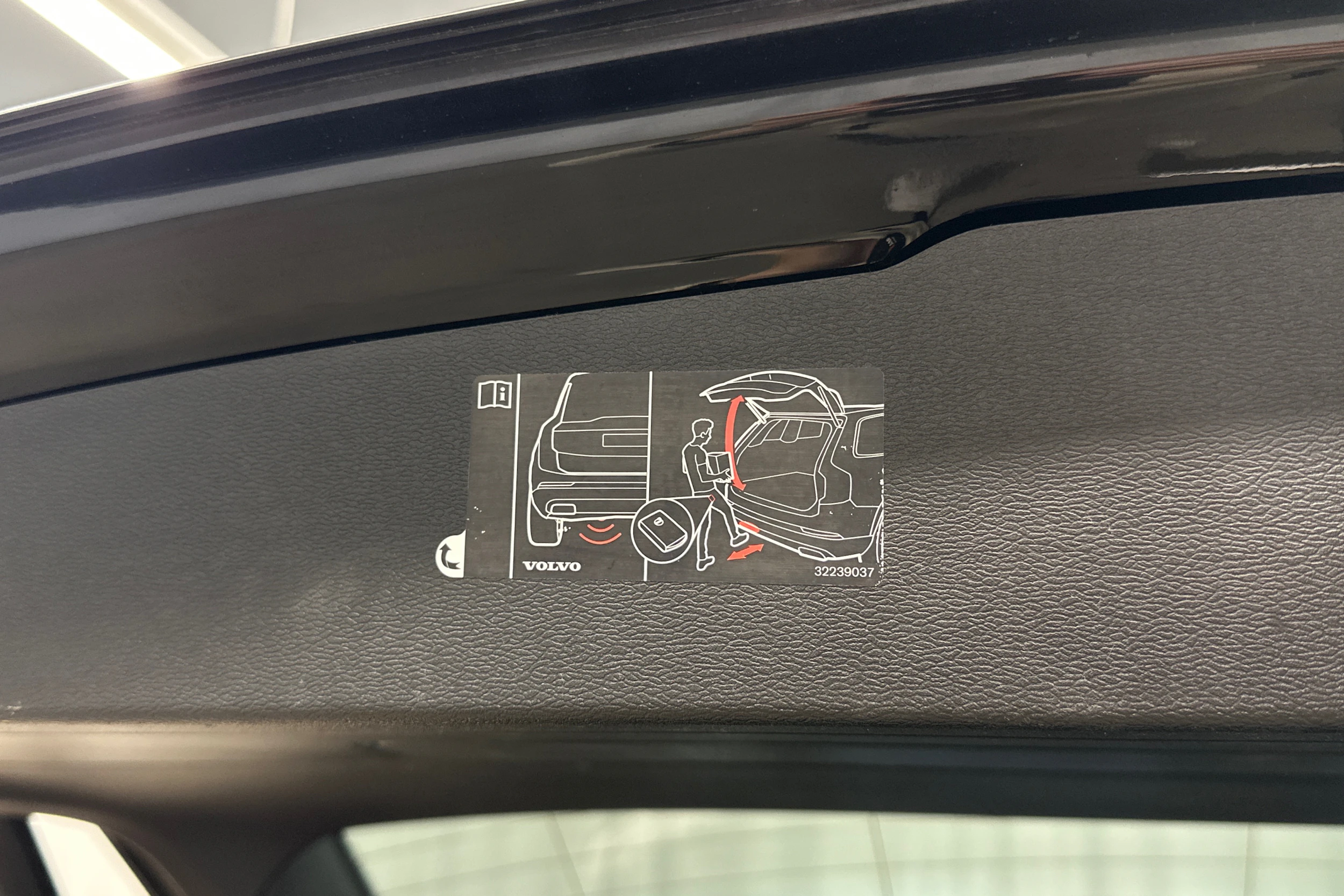 musta Volvo V60 2019 kuva 27.