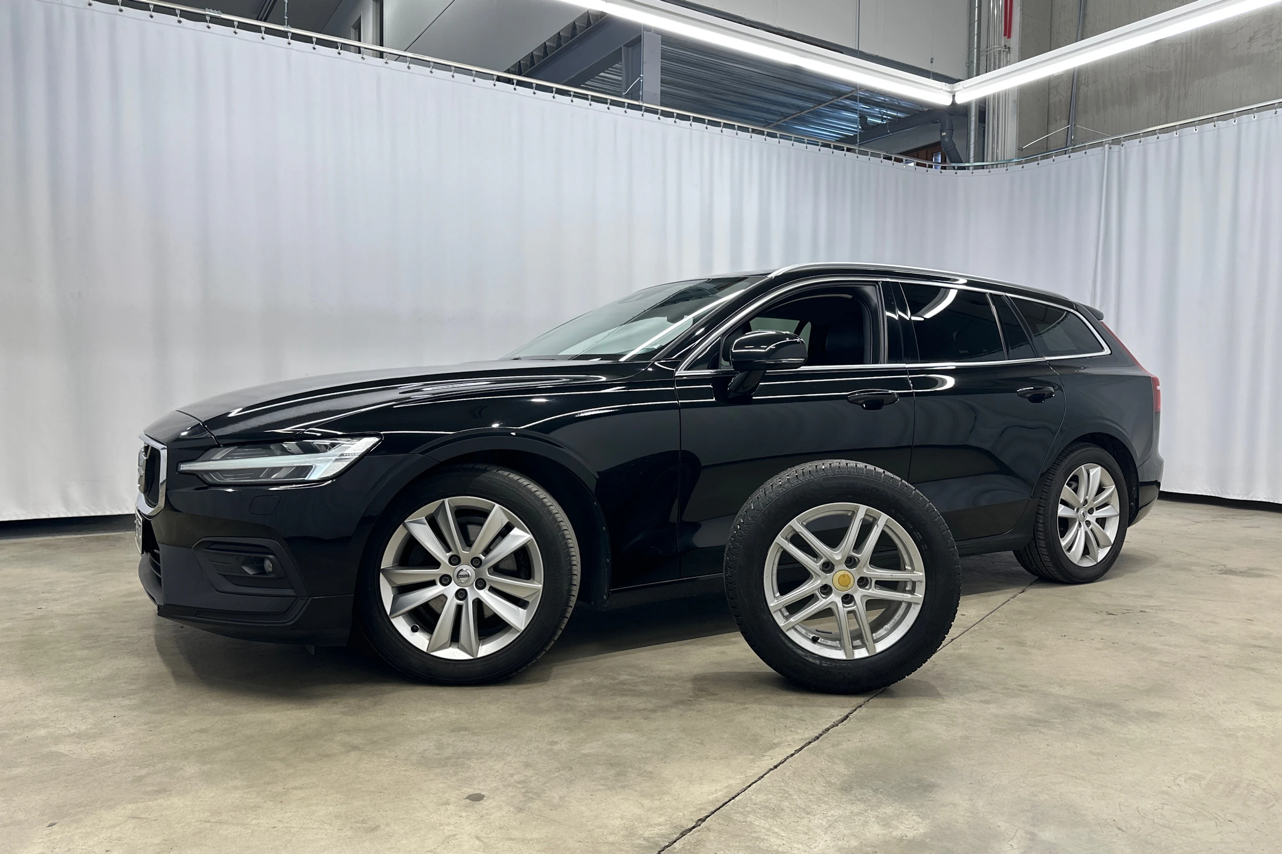 musta Volvo V60 2019 kuva 30.