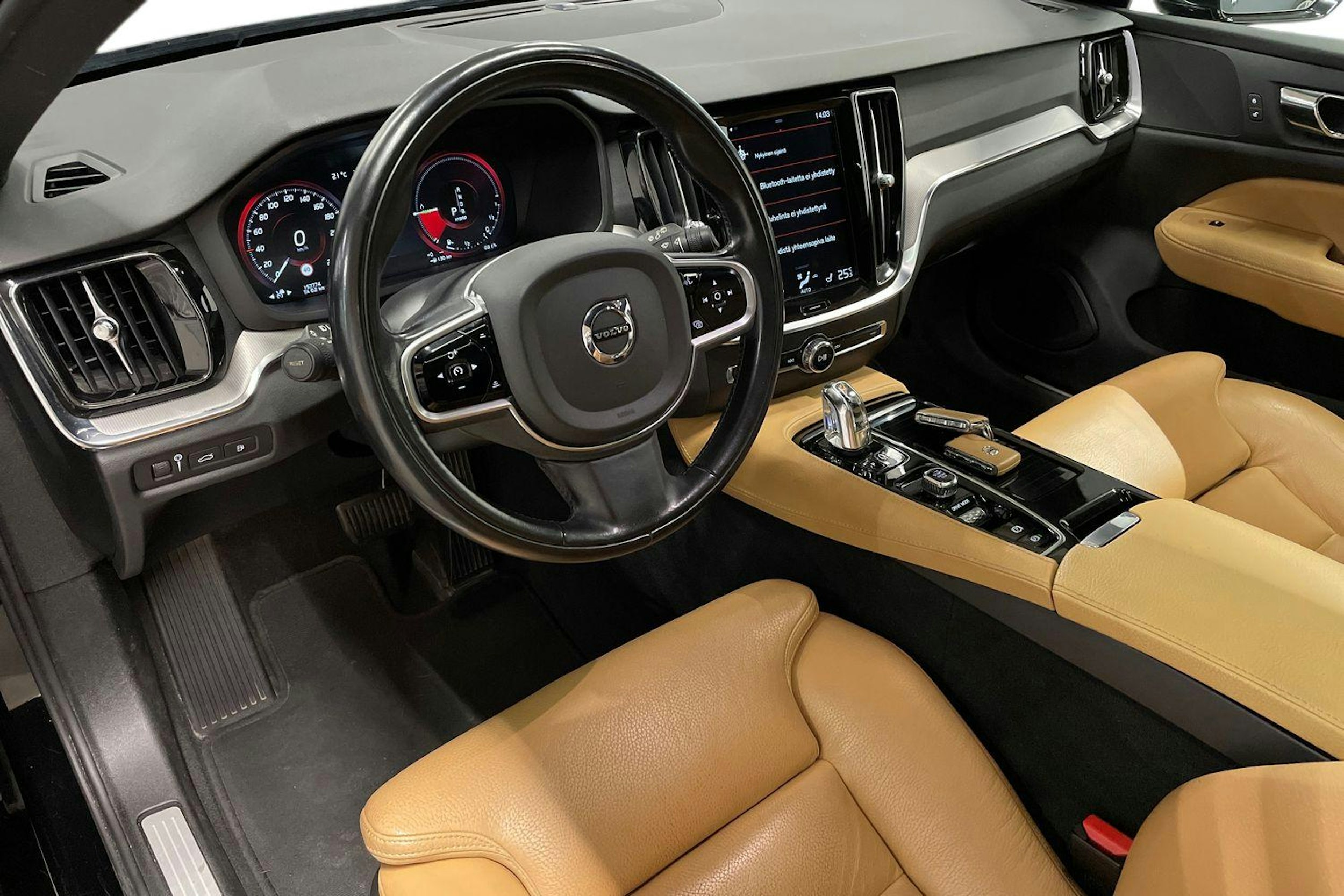 musta Volvo V60 2019 kuva 7.