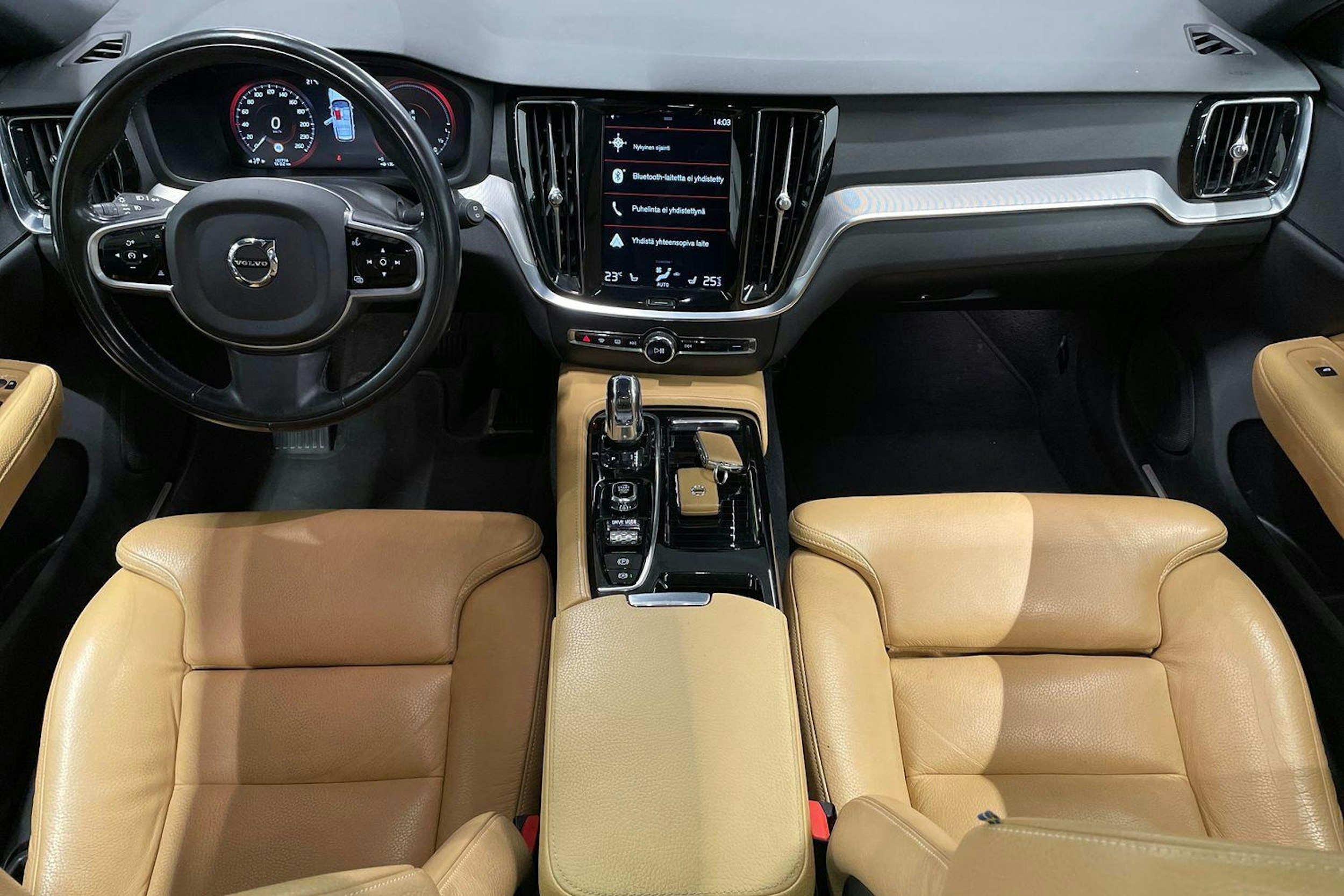 musta Volvo V60 2019 kuva 9.